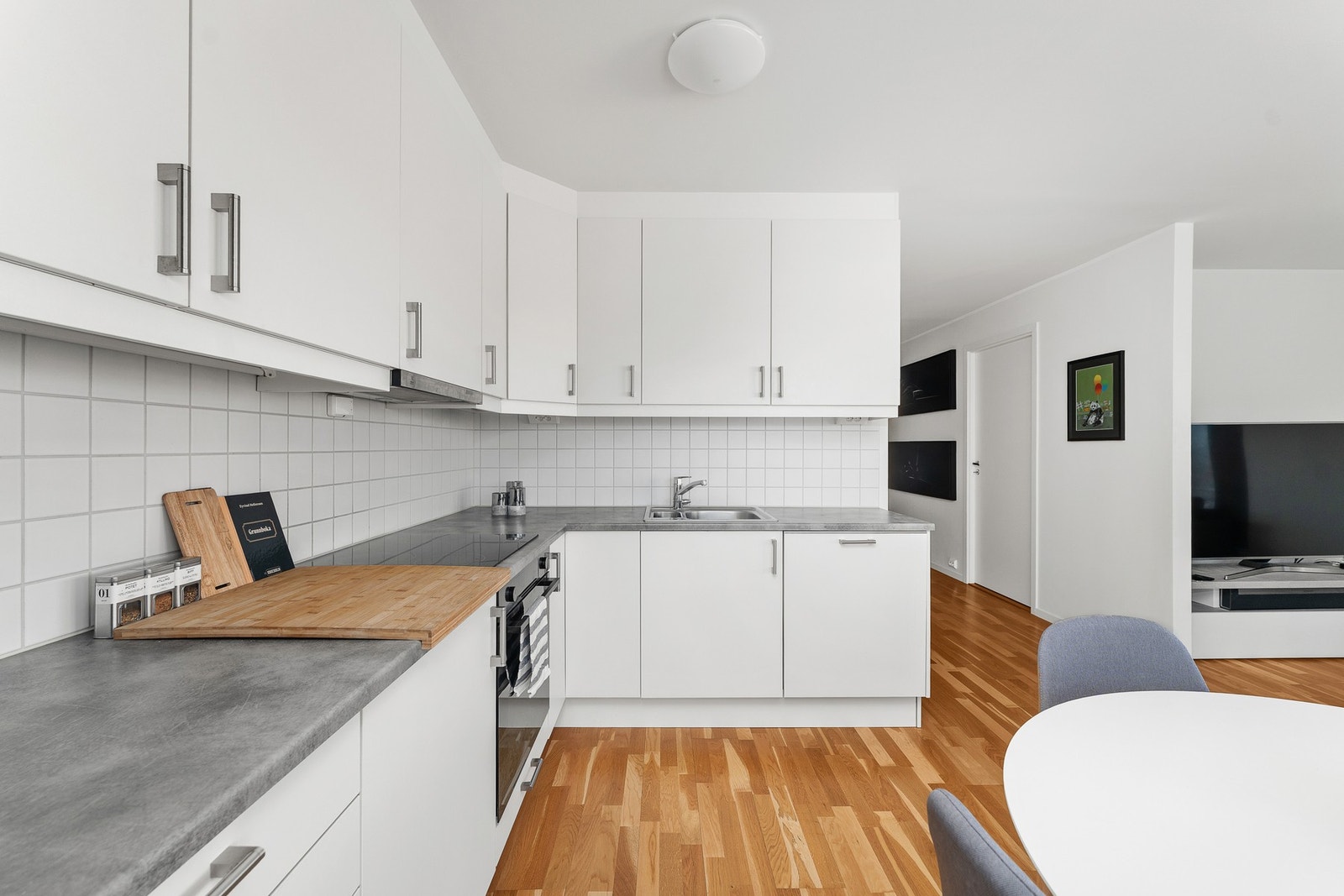 Godt med skap- og benkeplass på kjøkkenet Galleribilde