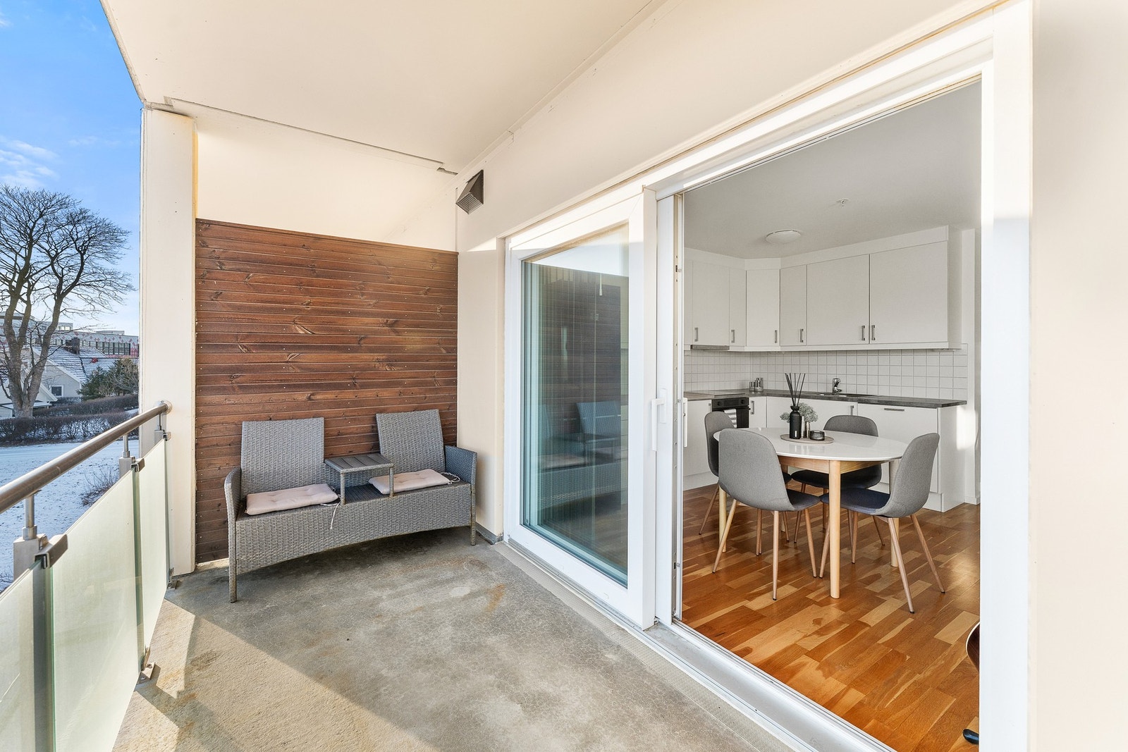 God plass til utemøbler og grill Galleribilde