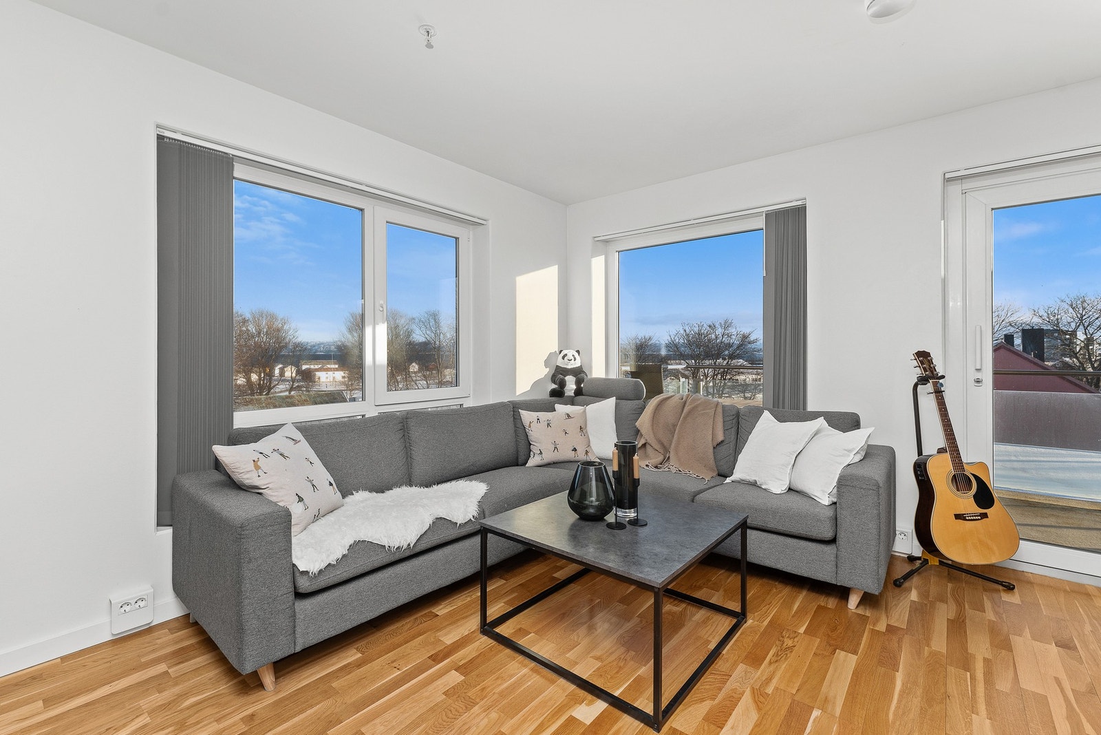 Masse naturlig lysinnslipp i stuen skaper en flott atmosfære Galleribilde