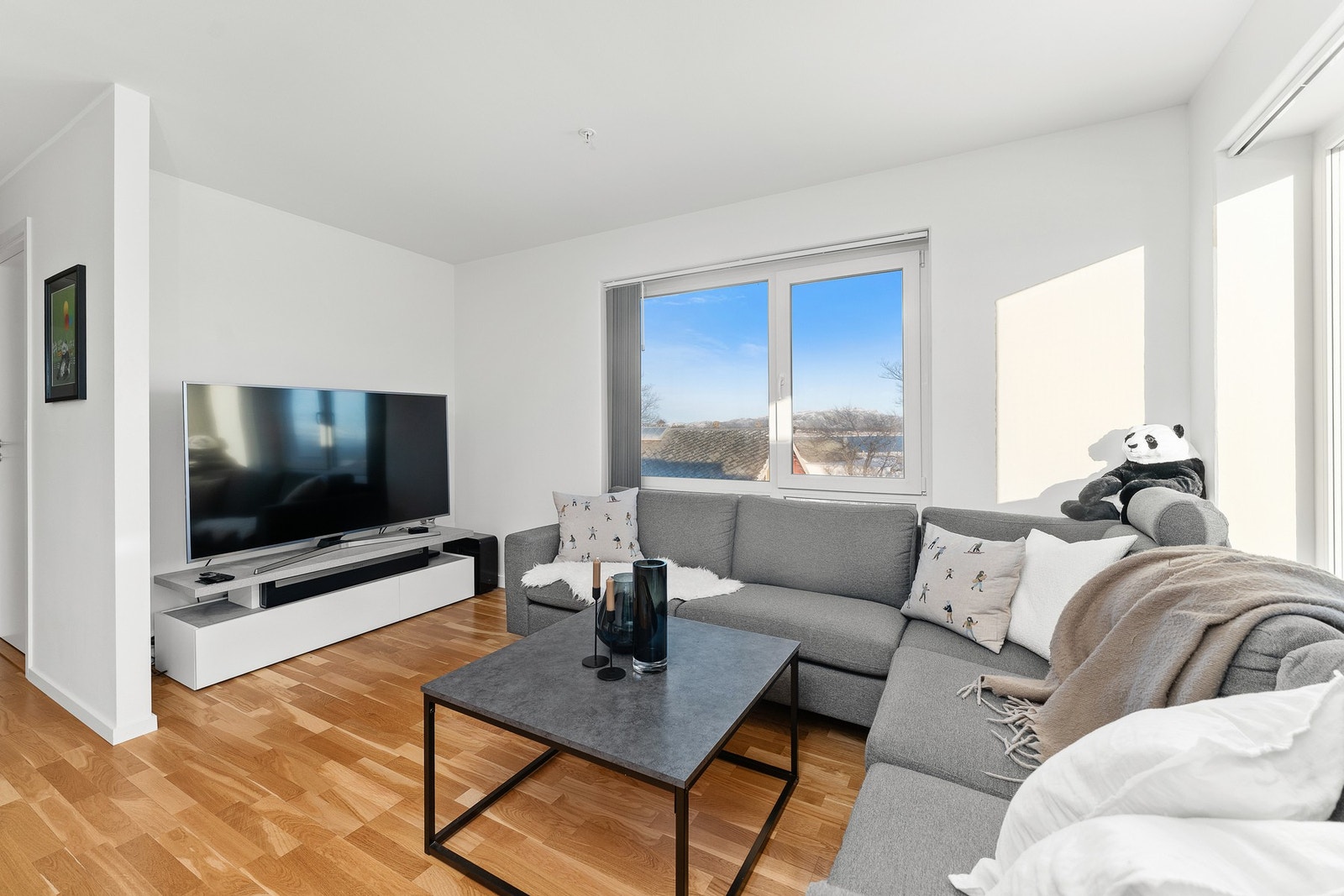 Stue med god plass til sofa og tv Galleribilde