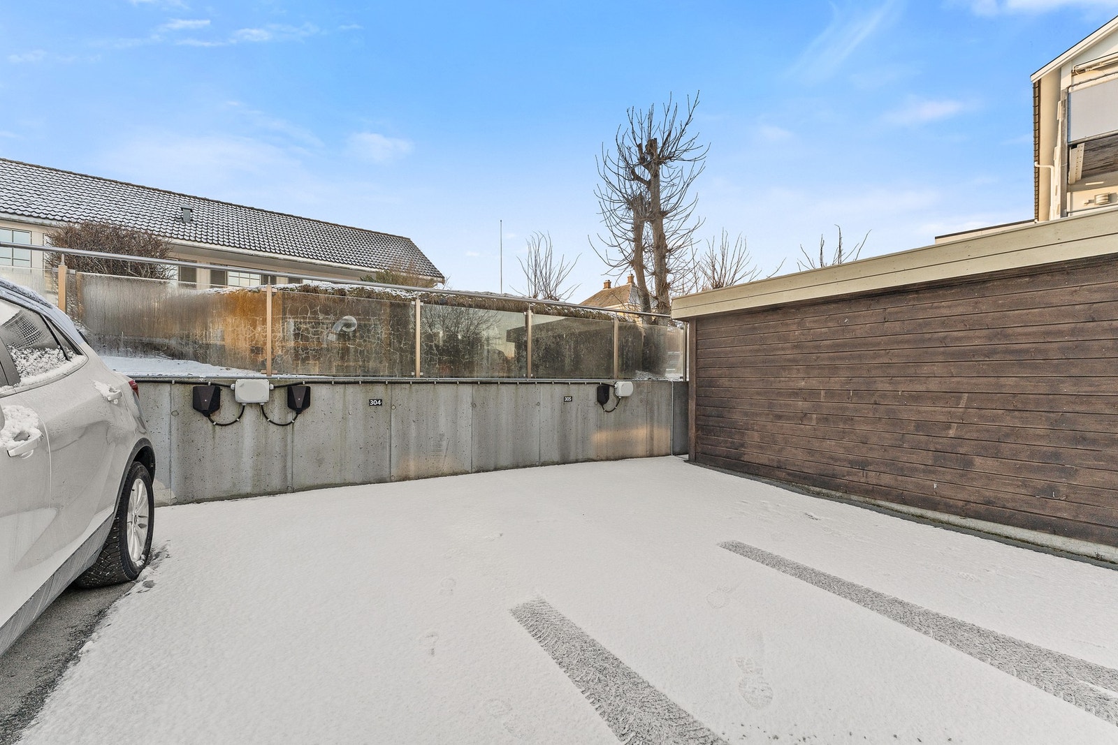 Biloppstillingsplass i bakgården med elbil-lader Galleribilde