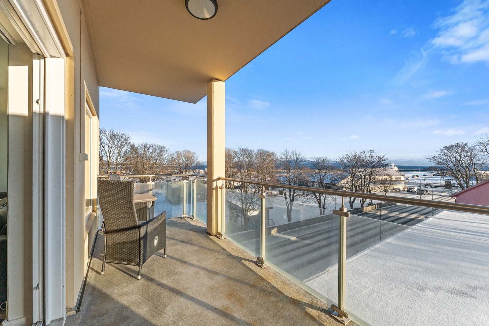 Fra balkongen kan man nyte flott sjøutsikt Galleribilde