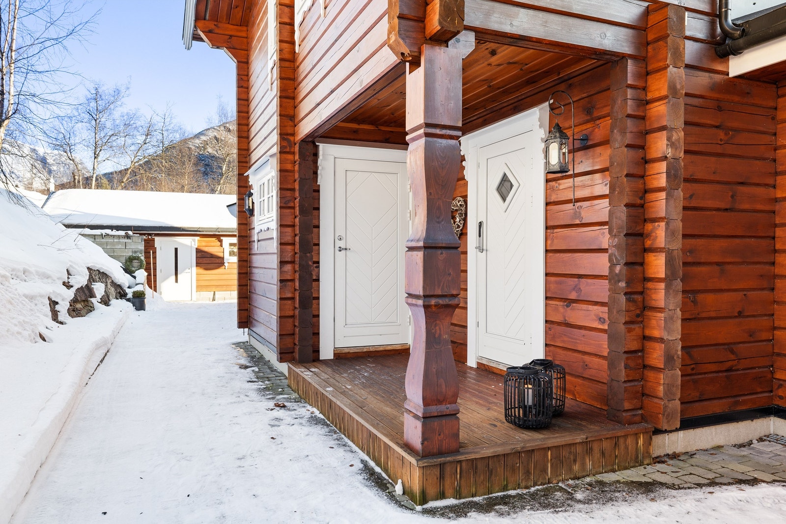 Inngangsparti. Her er det også dør inn til sportsbod/vinrom. Galleribilde