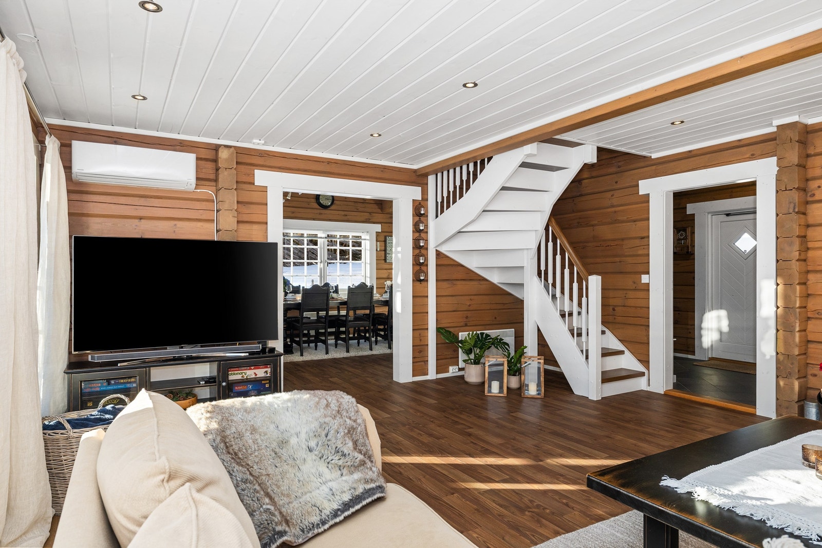 Romslig stue i 1. etasje med varmepumpe og ildsted. Galleribilde