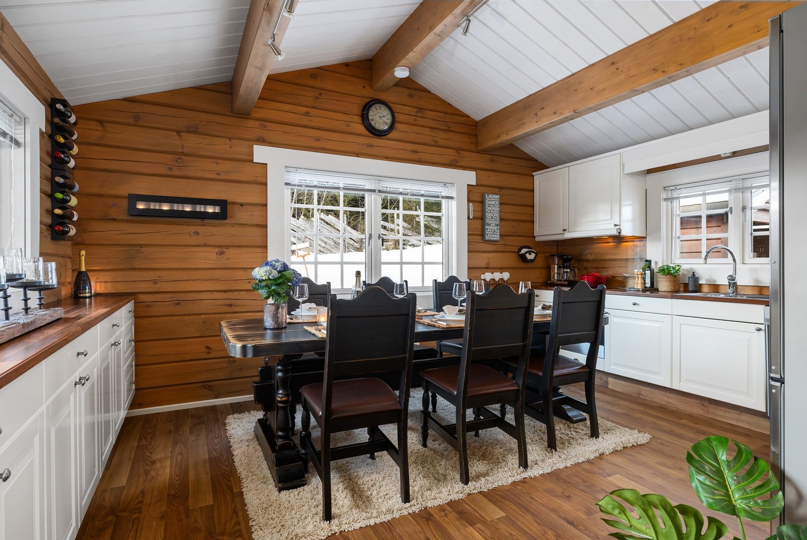 Romslig kjøkken praktisk innredet med plass til spisestue. Galleribilde