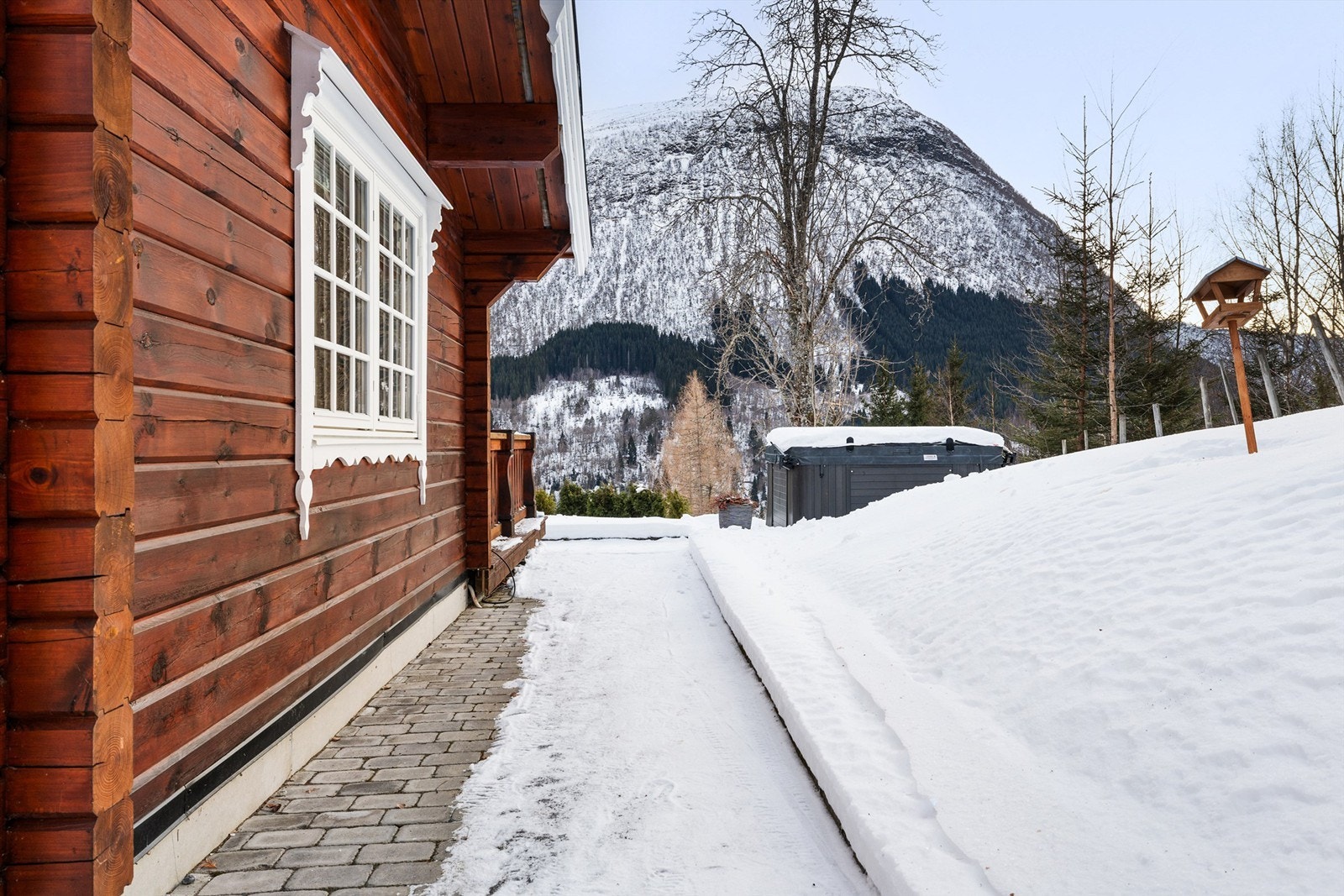 Det er lagt belegningstein rundt hytta. Galleribilde
