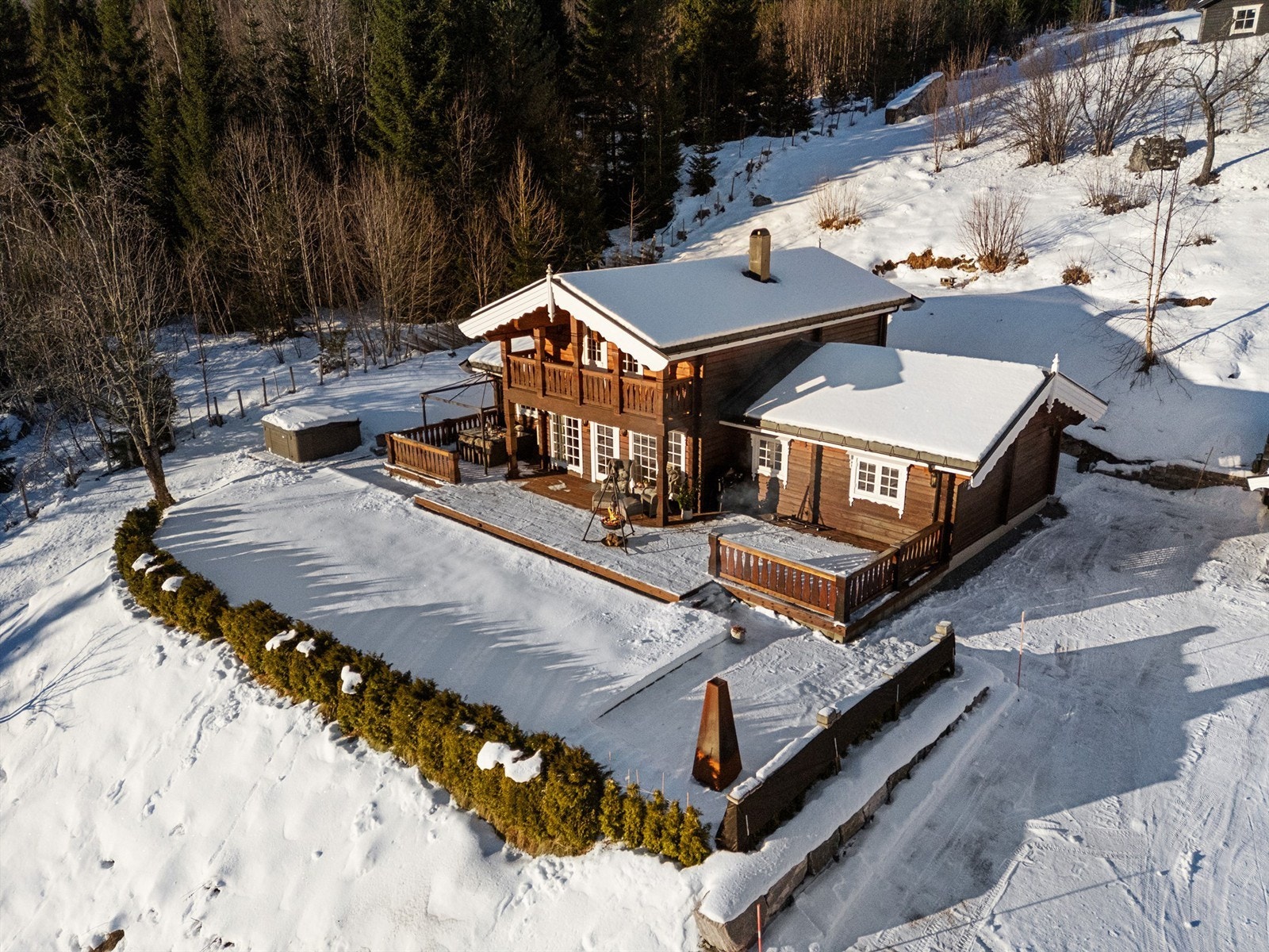 Flott opparbeidet tomt med hage, terrasse, garasje og støpt plate til anneks. Galleribilde