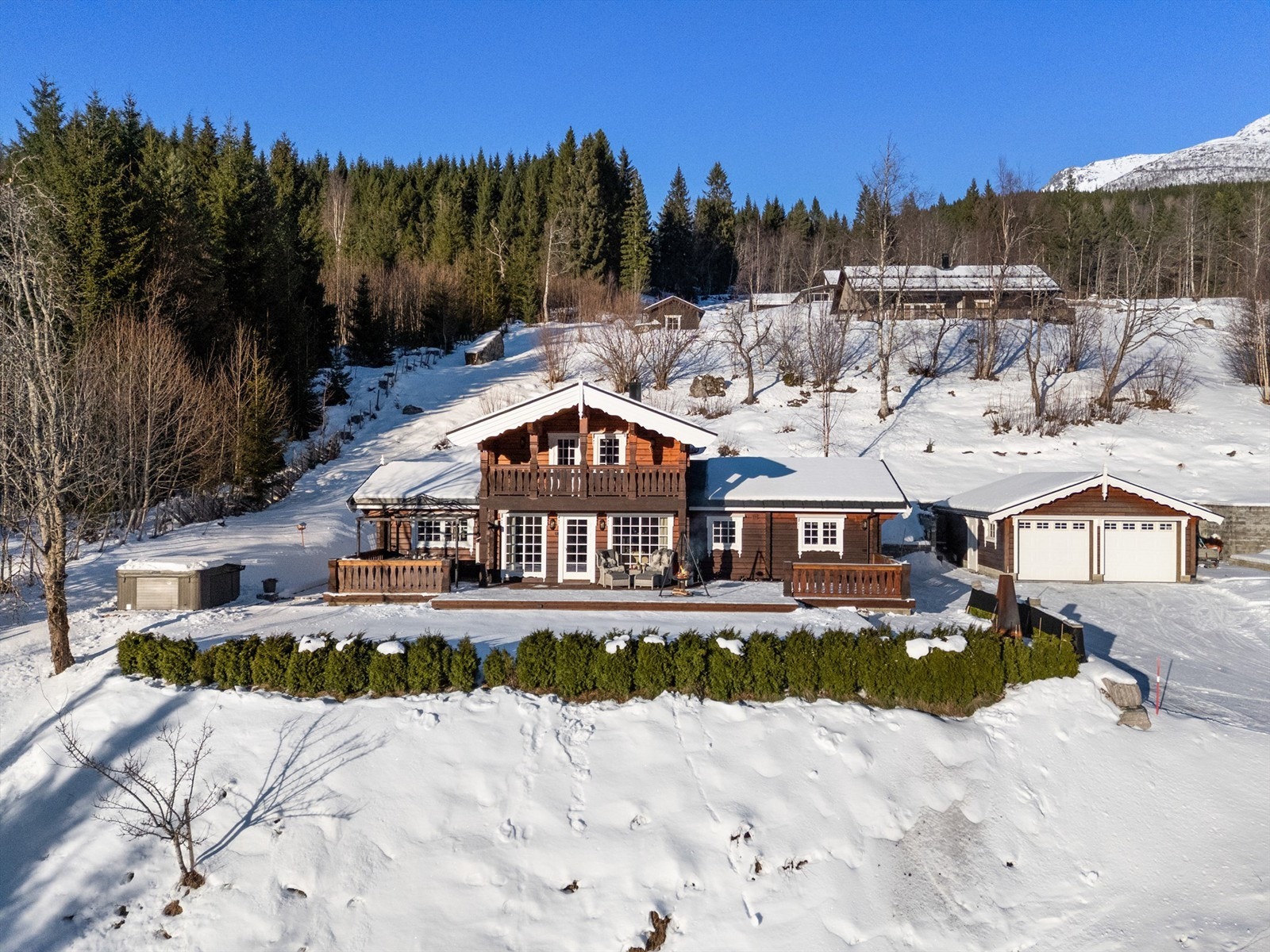 Hytten er beliggende i naturskjønne omgivelser i Valldal, ca. 8 km fra fjorden/sentrum. Galleribilde