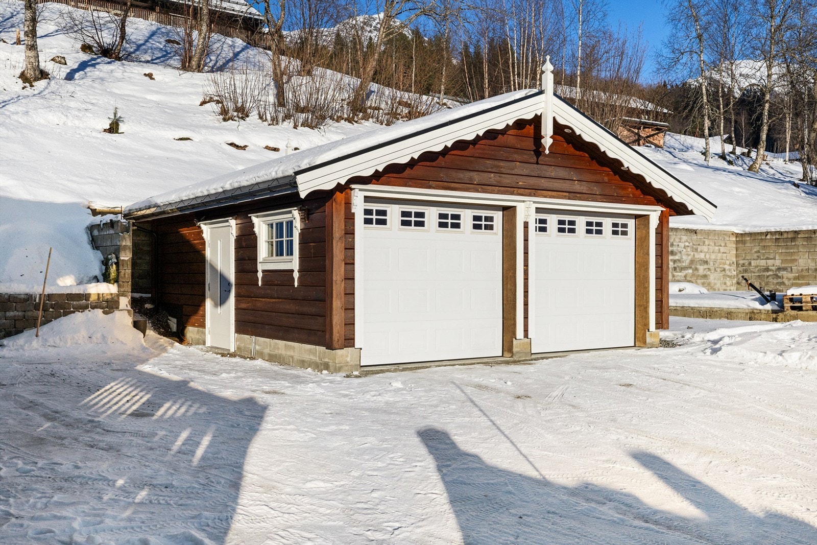 Nyere dobbelgarasje på ca. 40 m2, oppført i 2018. Galleribilde