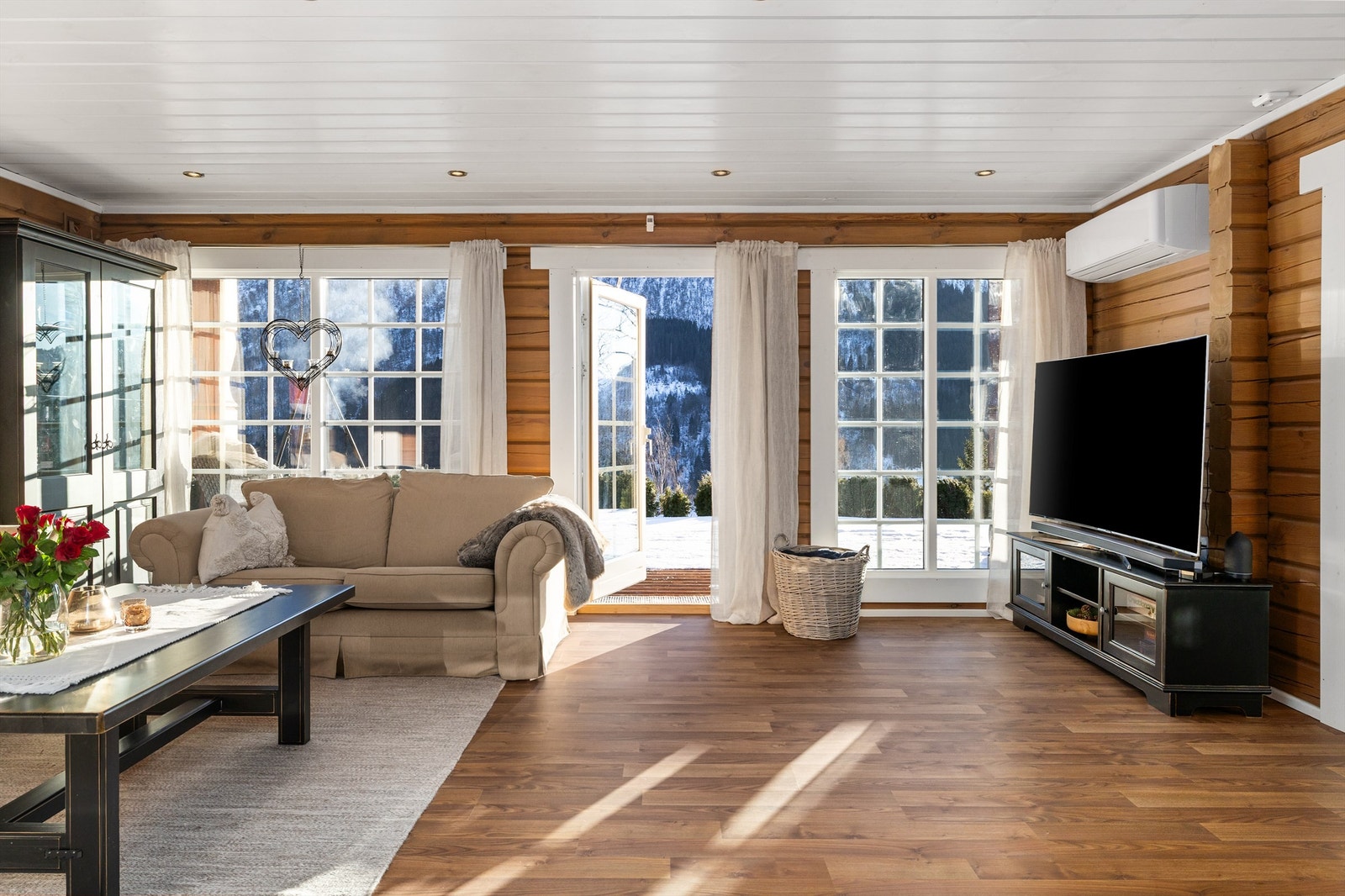 Fra stuen er det utgang til stor terrasse. Galleribilde