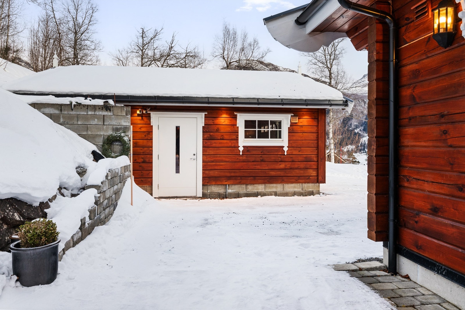 I garasjen er det tilrettelagt for el-bil lader. Galleribilde