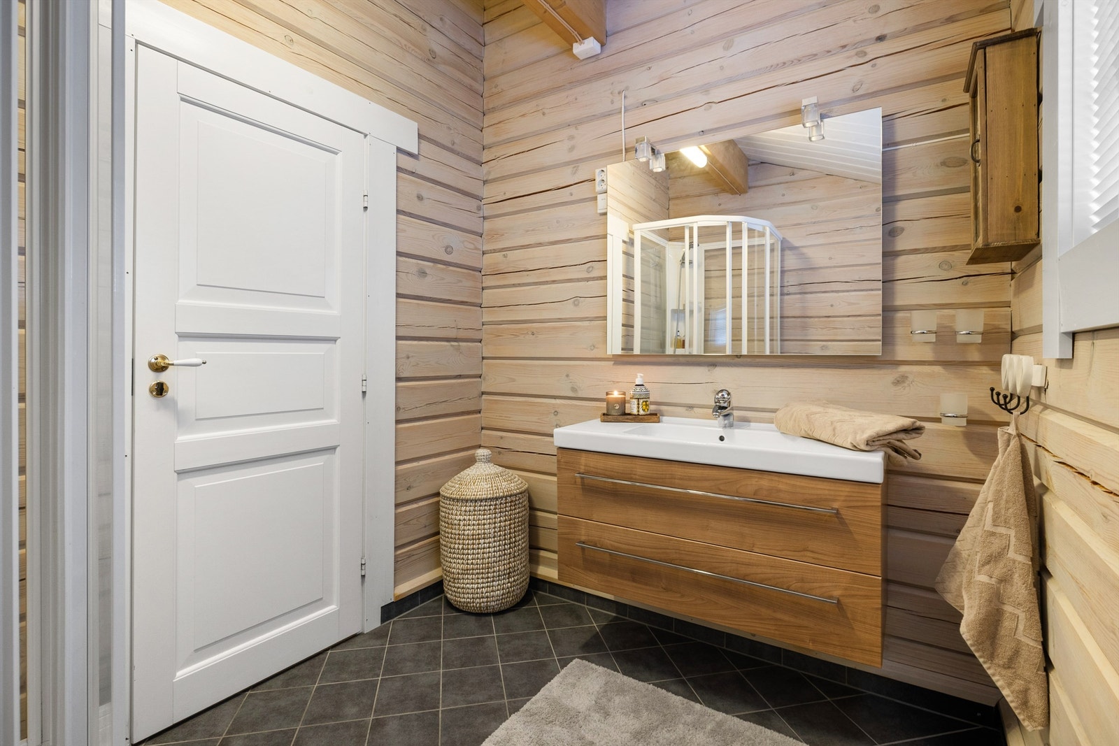 Baderomsinnredning med 2 skuffer, servant, speil og lys. Galleribilde