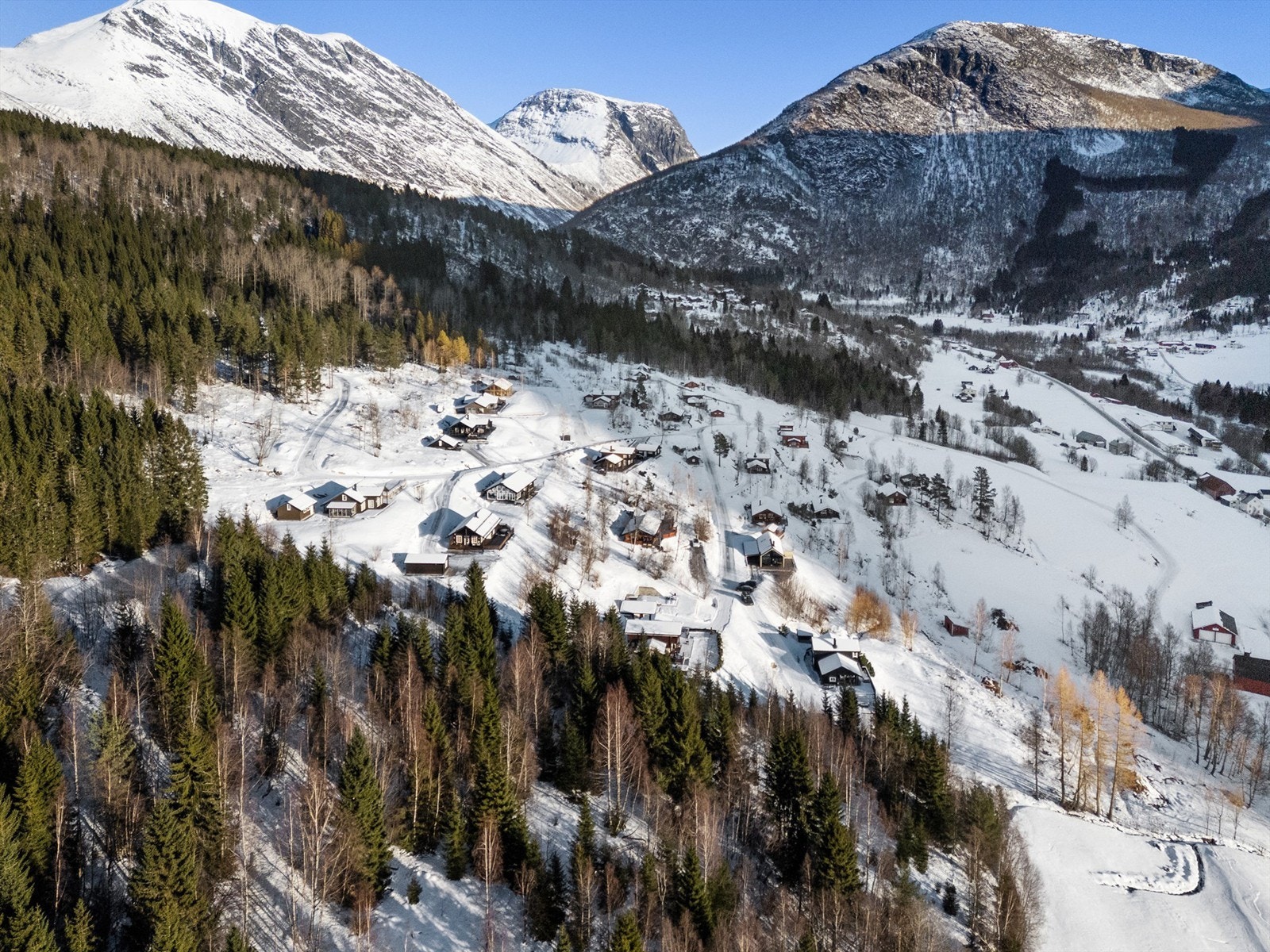 Hytten ligger like i nærheten til fantastiske naturopplevelser, fotballbane og lakseelv. Galleribilde