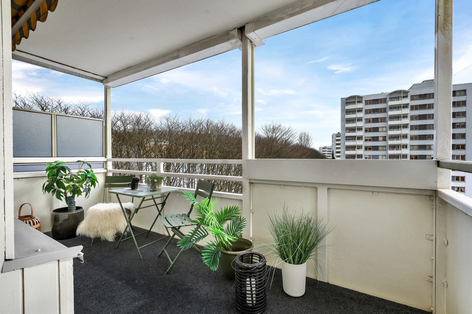 Fra stuen er det utgang til en herlig, overbygget balkong på ca. 8 kvm. Galleribilde