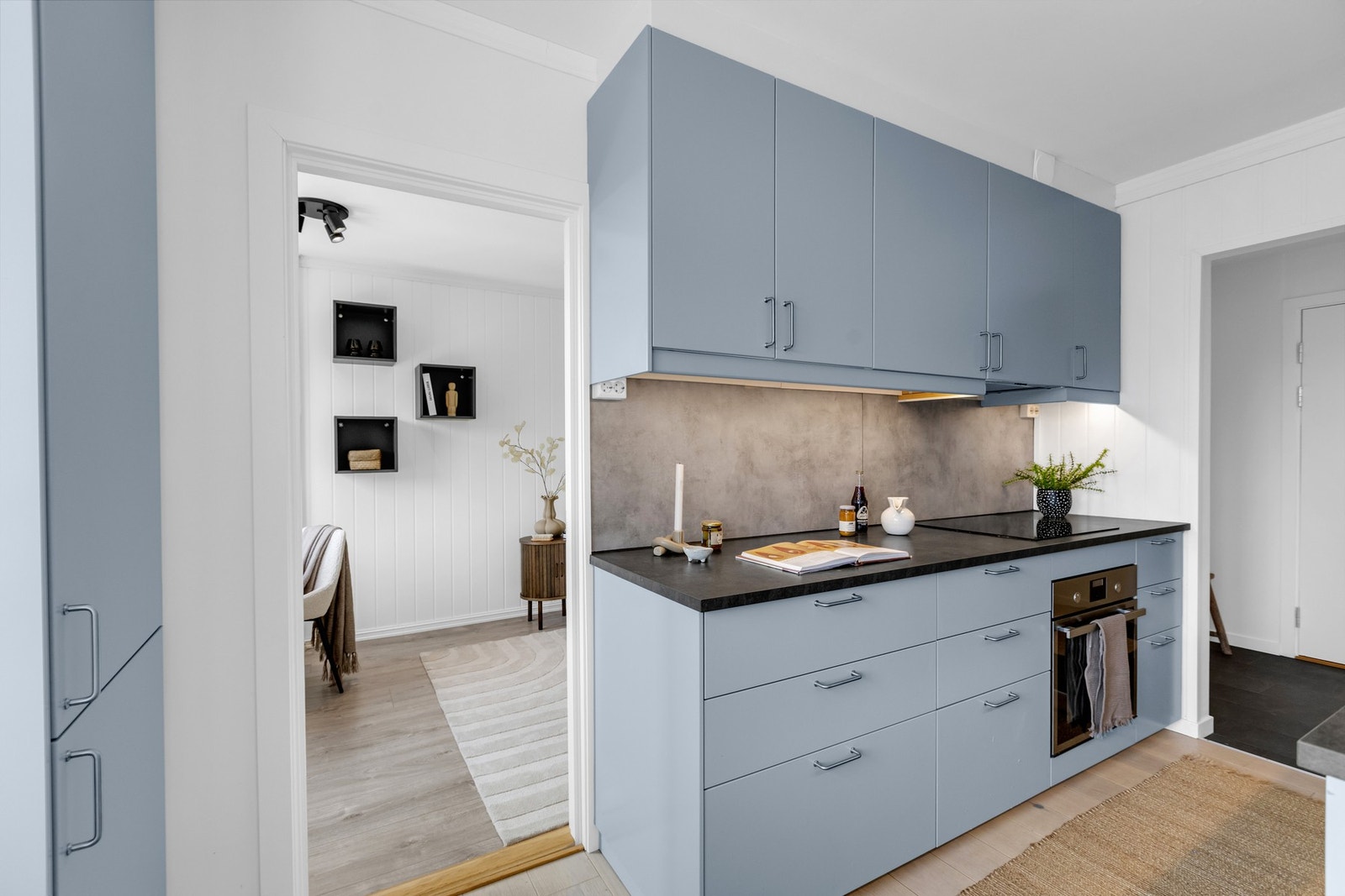 Det er integrert kjøl-/fryseskap, oppvaskmaskin, induksjonstopp og mikrobølgeovn, samt ventilator med kullfilter. Galleribilde