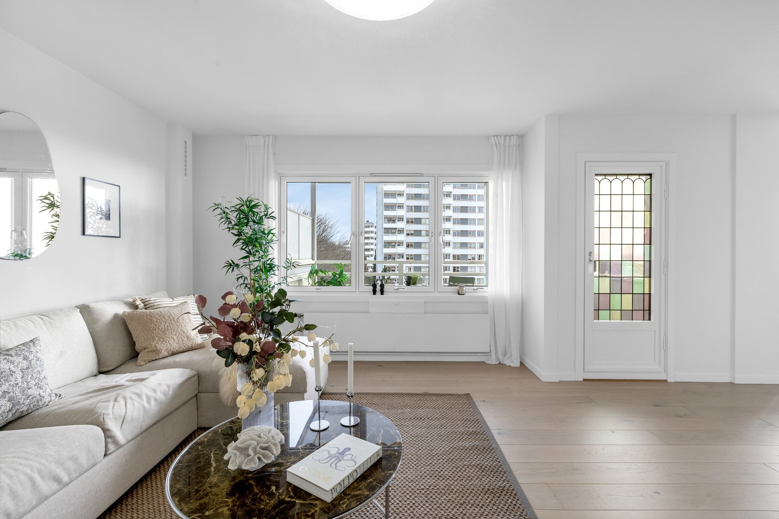 Det har vært flere oppgraderinger de senere årene, bla oppusset i 2021 med ny parkett, skjult el- og røropplegg Galleribilde