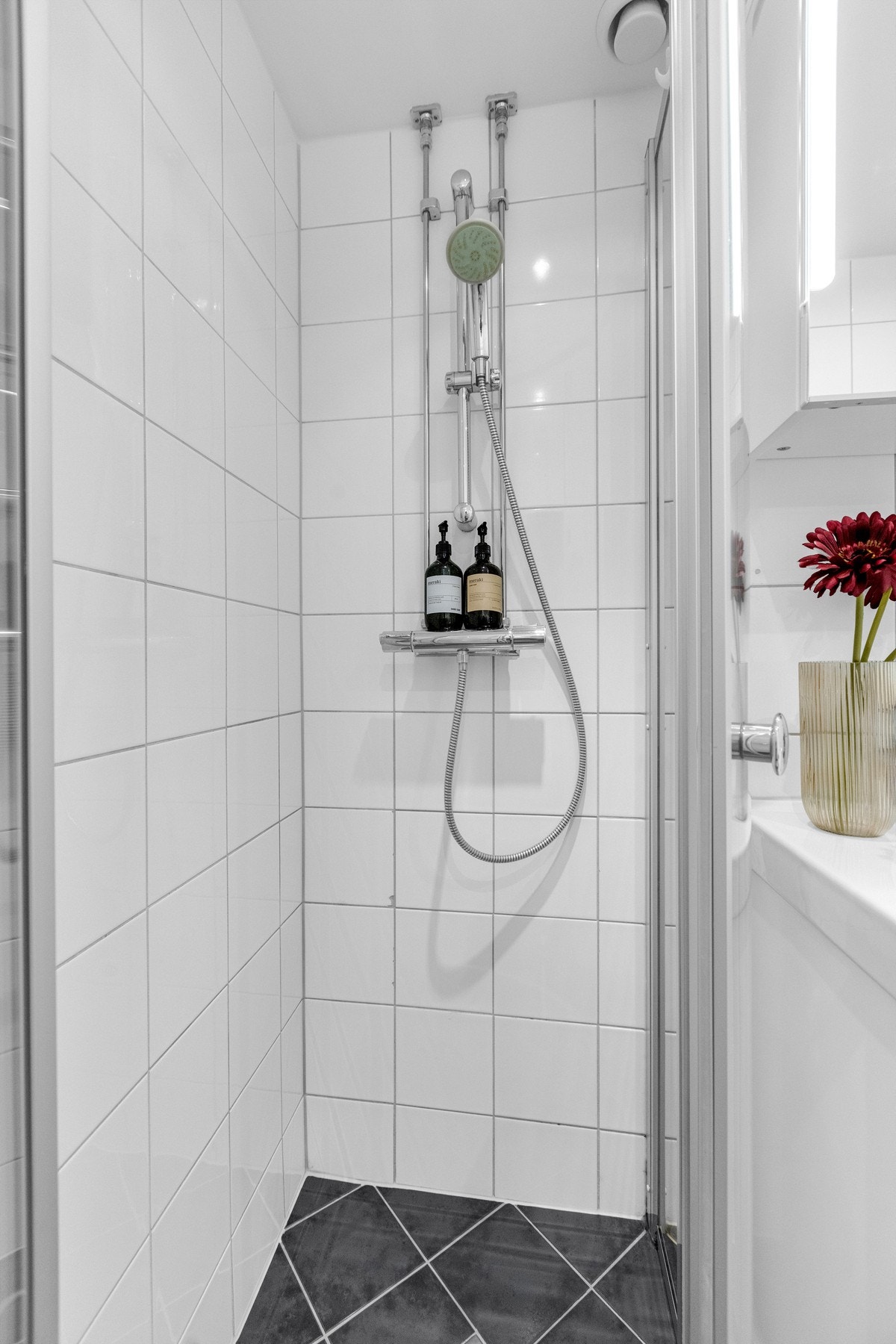 Dusjsone i hjørne. Galleribilde