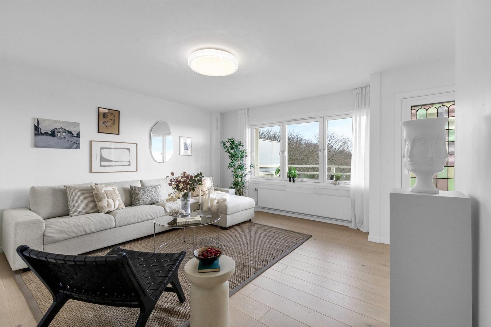 Stuen har gode møbleringsmuligheter med god plass til både sofaseksjon og øvrig møblement. Galleribilde