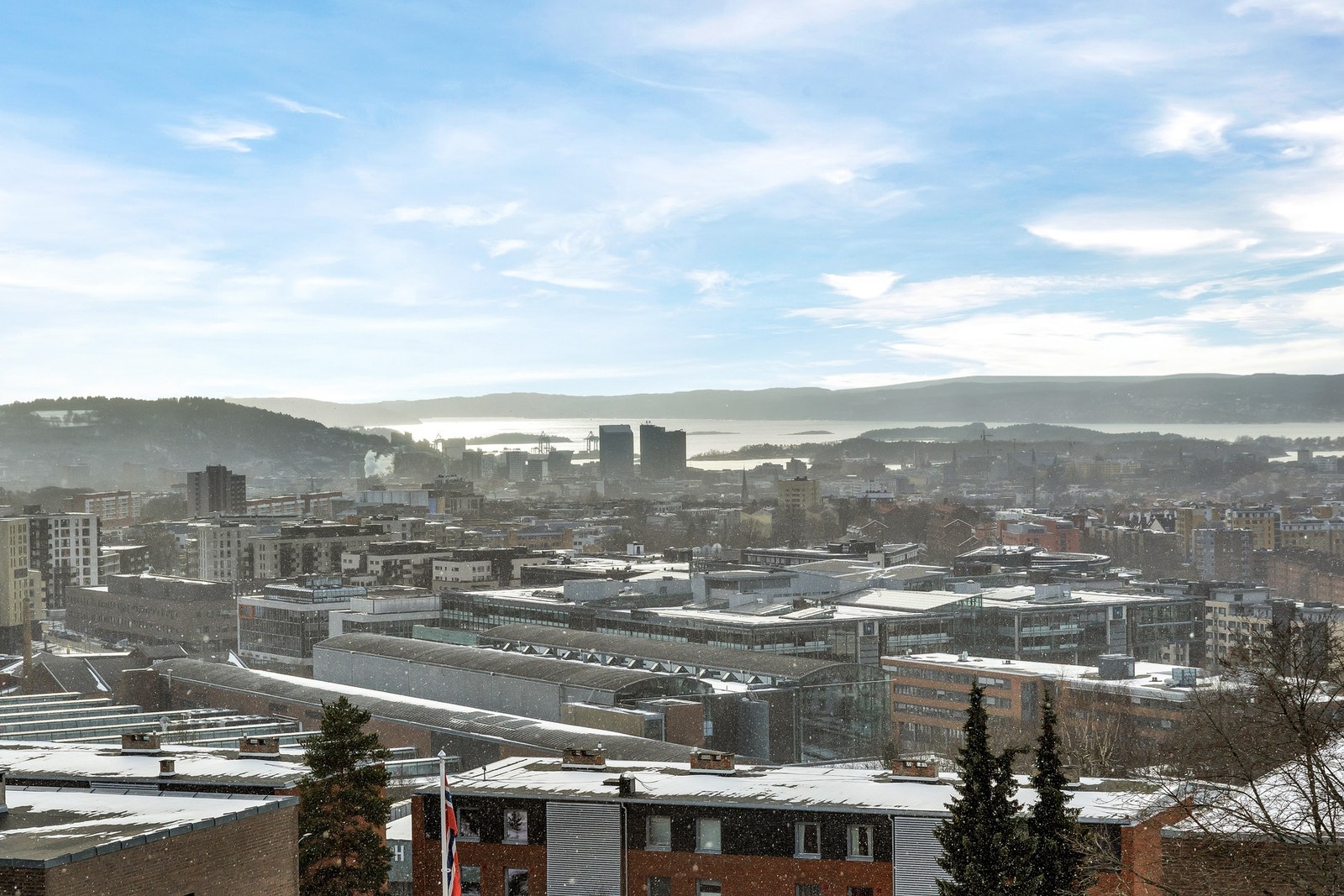 Fra balkongen er det flott utsikt mot Oslofjorden. Galleribilde