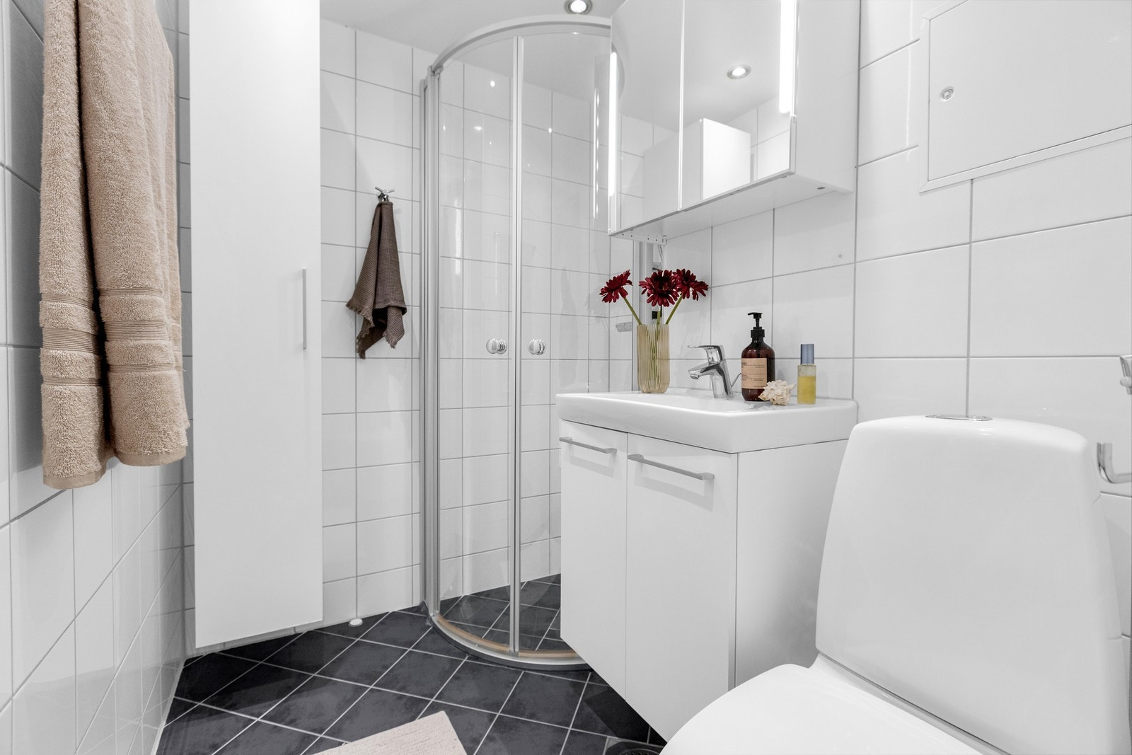 Baderommet har flislagte gulv og vegger, samt vannbåren gulvvarme. Galleribilde