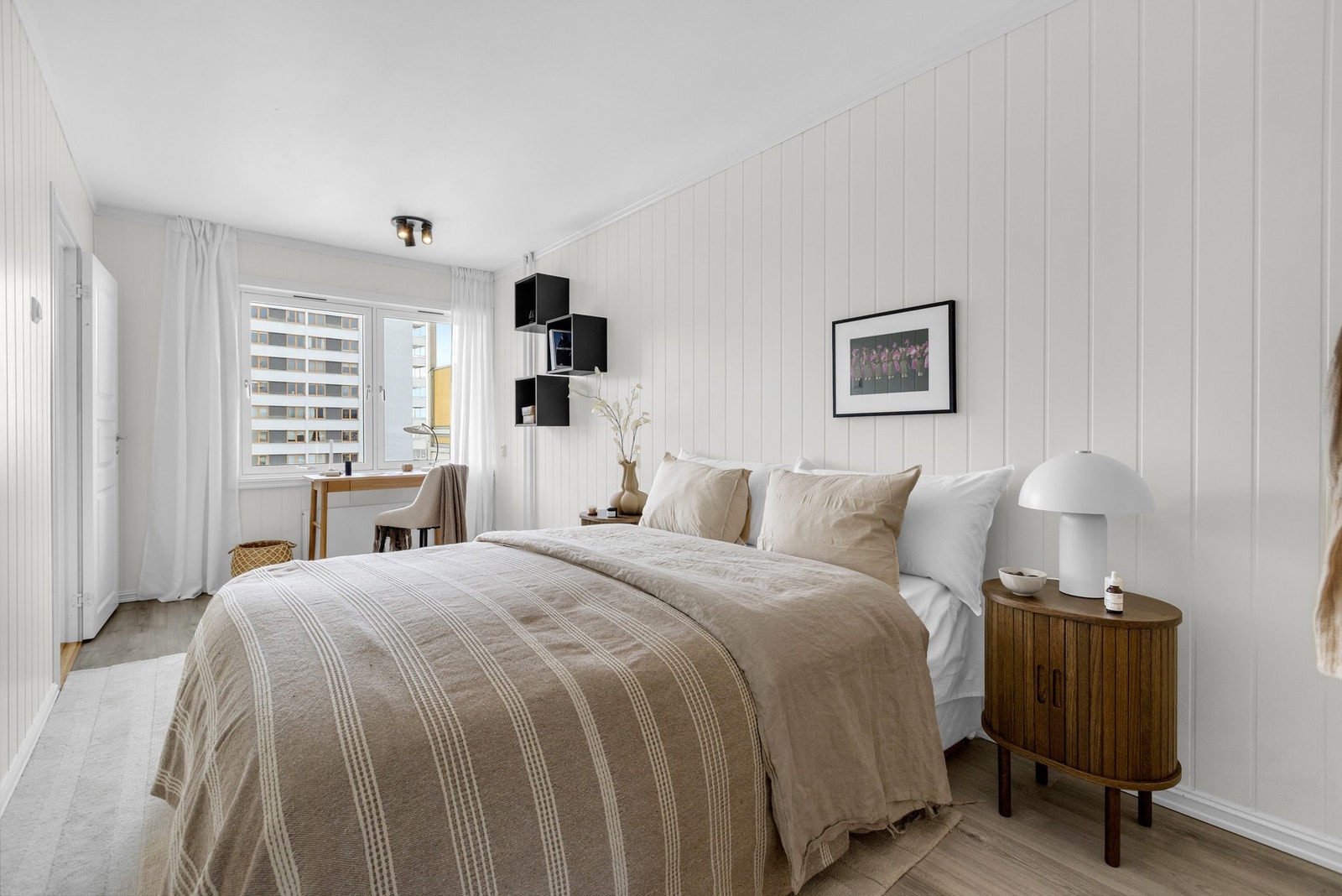 Hovedsoverommet har god plass til dobbeltseng og ønsket møblement. Galleribilde