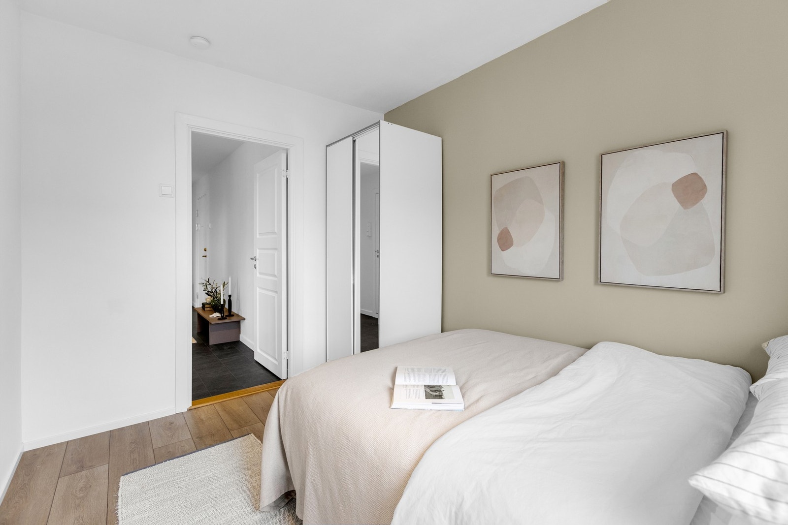 Begge rommene har garderobeskap. Galleribilde