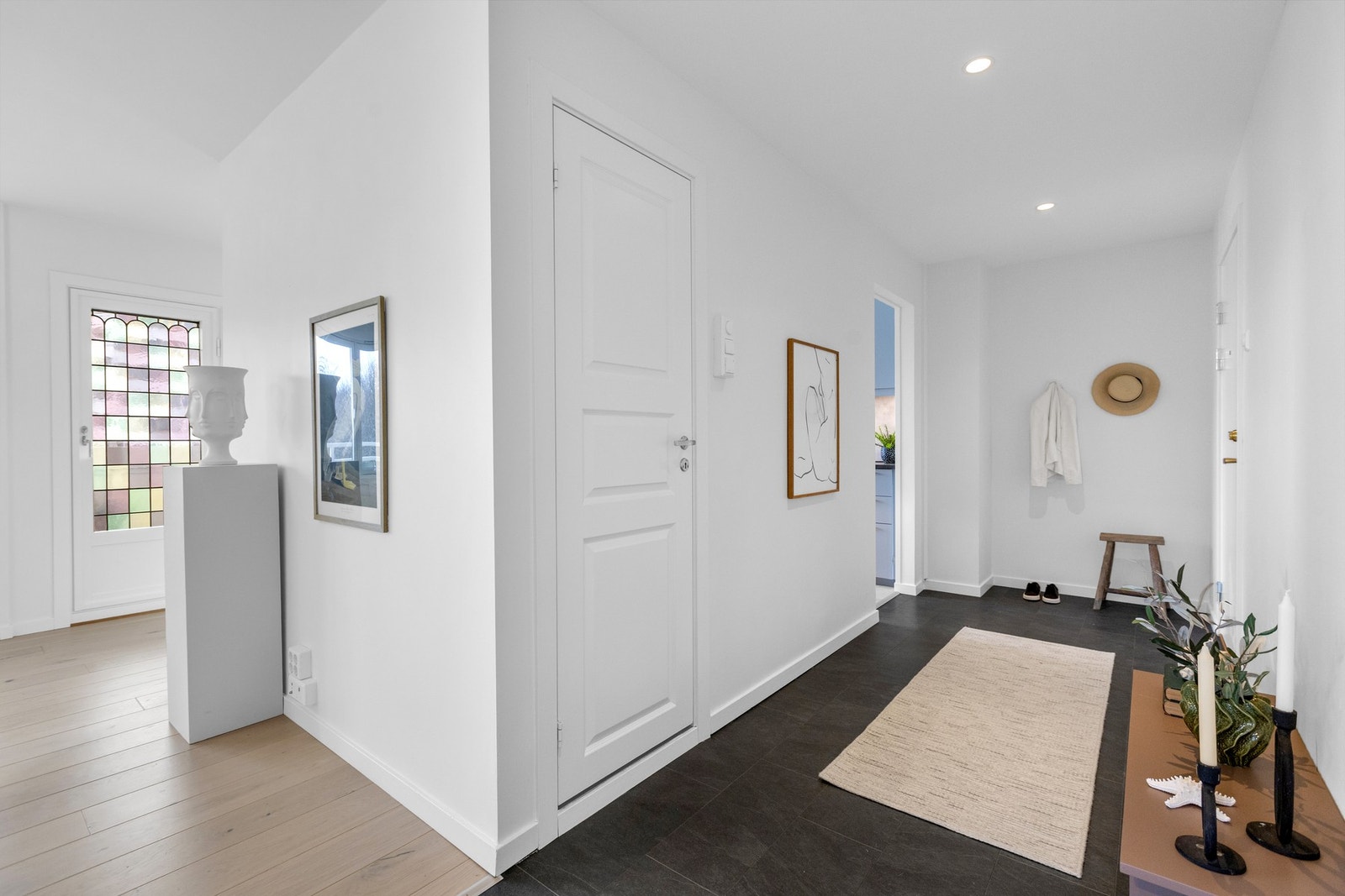 Leiligheten ønskes velkommen via en lys og innbydende entré med god plass til garderobeløsninger og møblement etter behov. Galleribilde