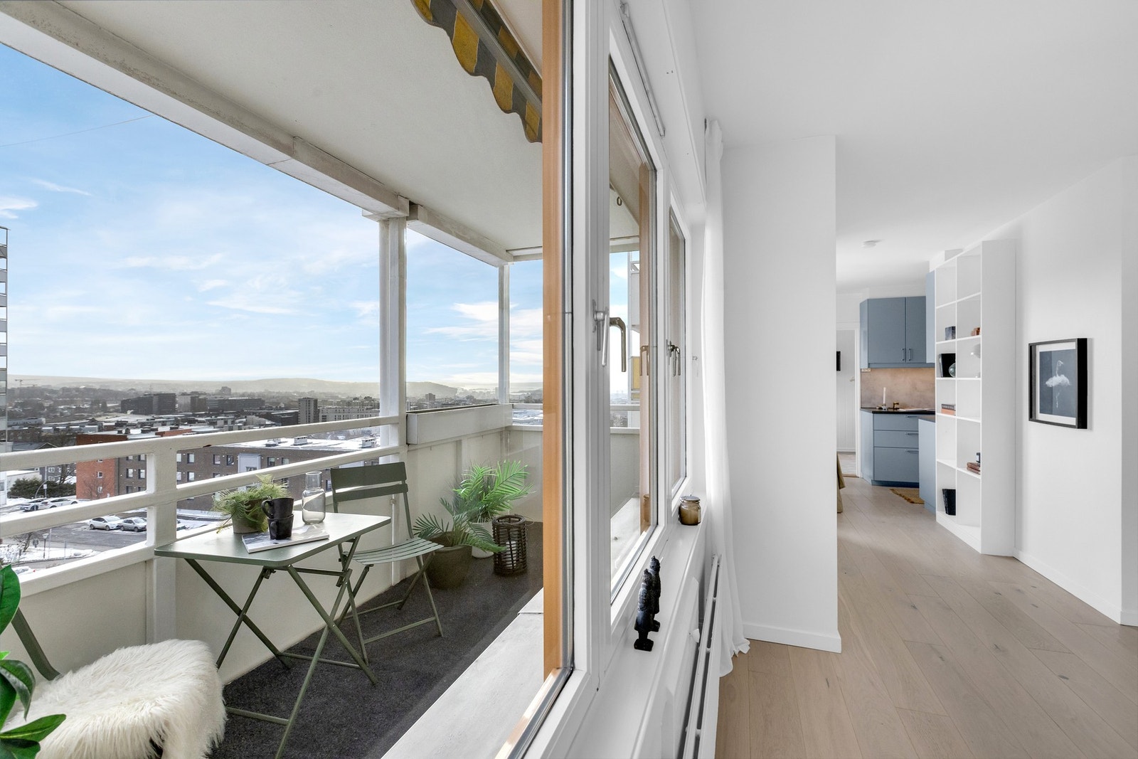 Flere store vindusflater sørger for rikelig med naturlig lys og en luftig atmosfære. Galleribilde