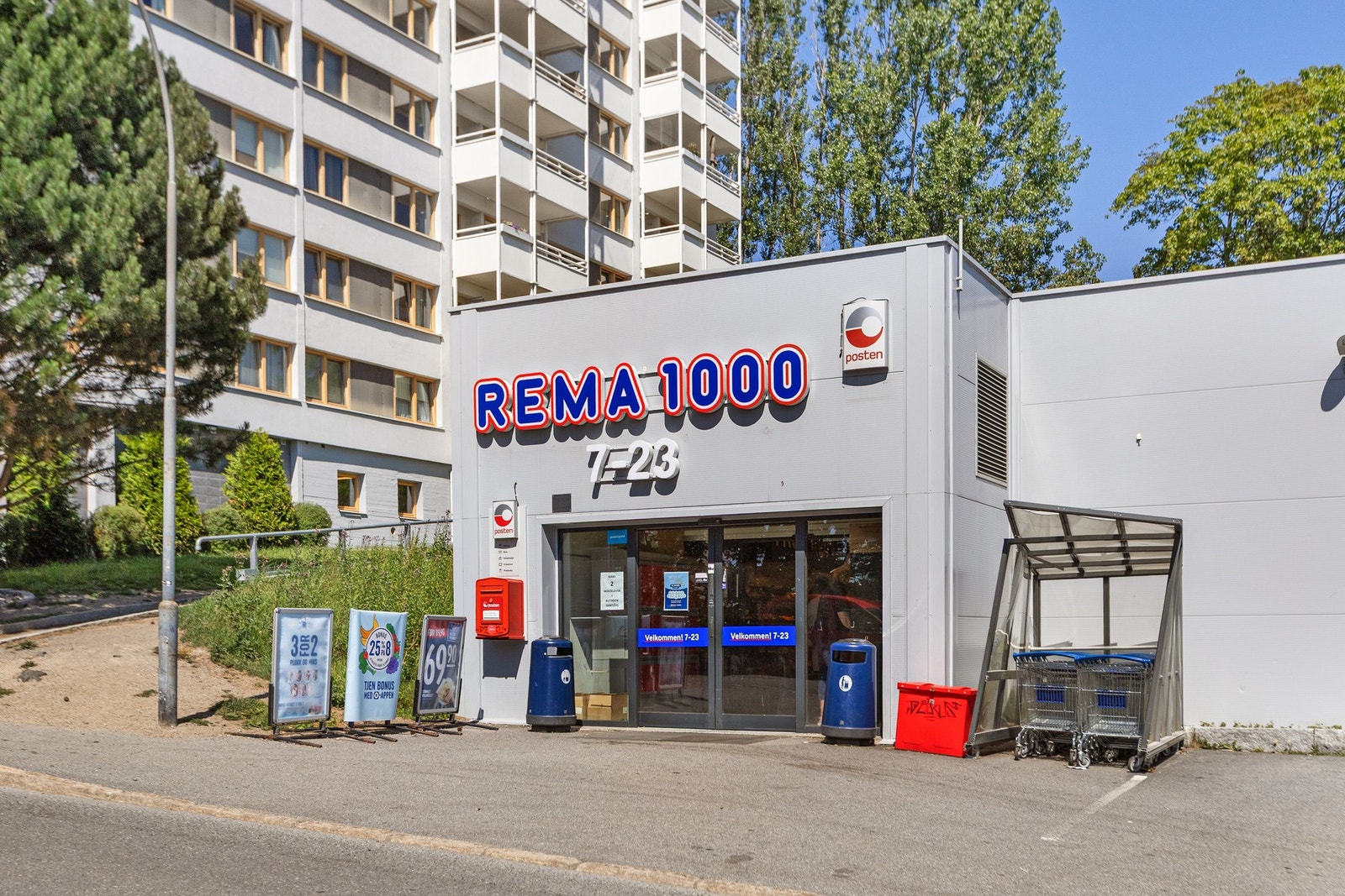 Dagligvarehandelen kan gjøres på Rema 1000 som finnes i umiddelbar nærhet til leiligheten. Her finner du også Post i butikk. Galleribilde