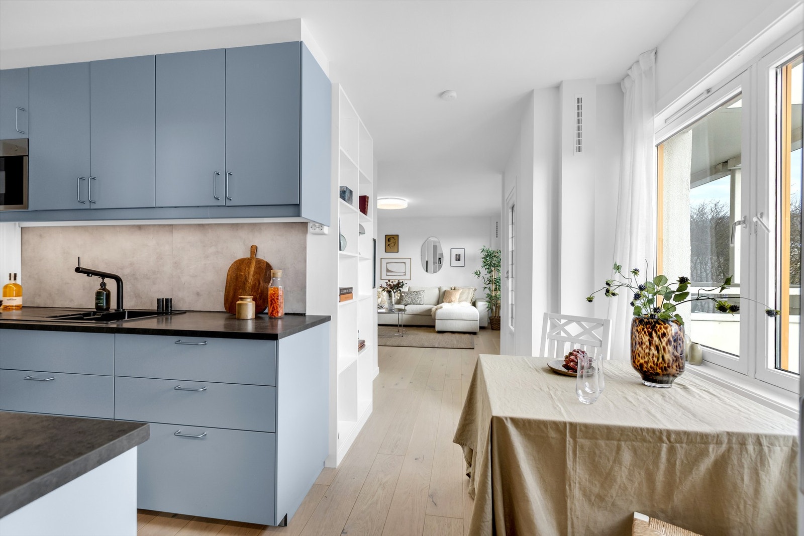 Kjøkkenet ligger i tilknytning til stuen. Galleribilde