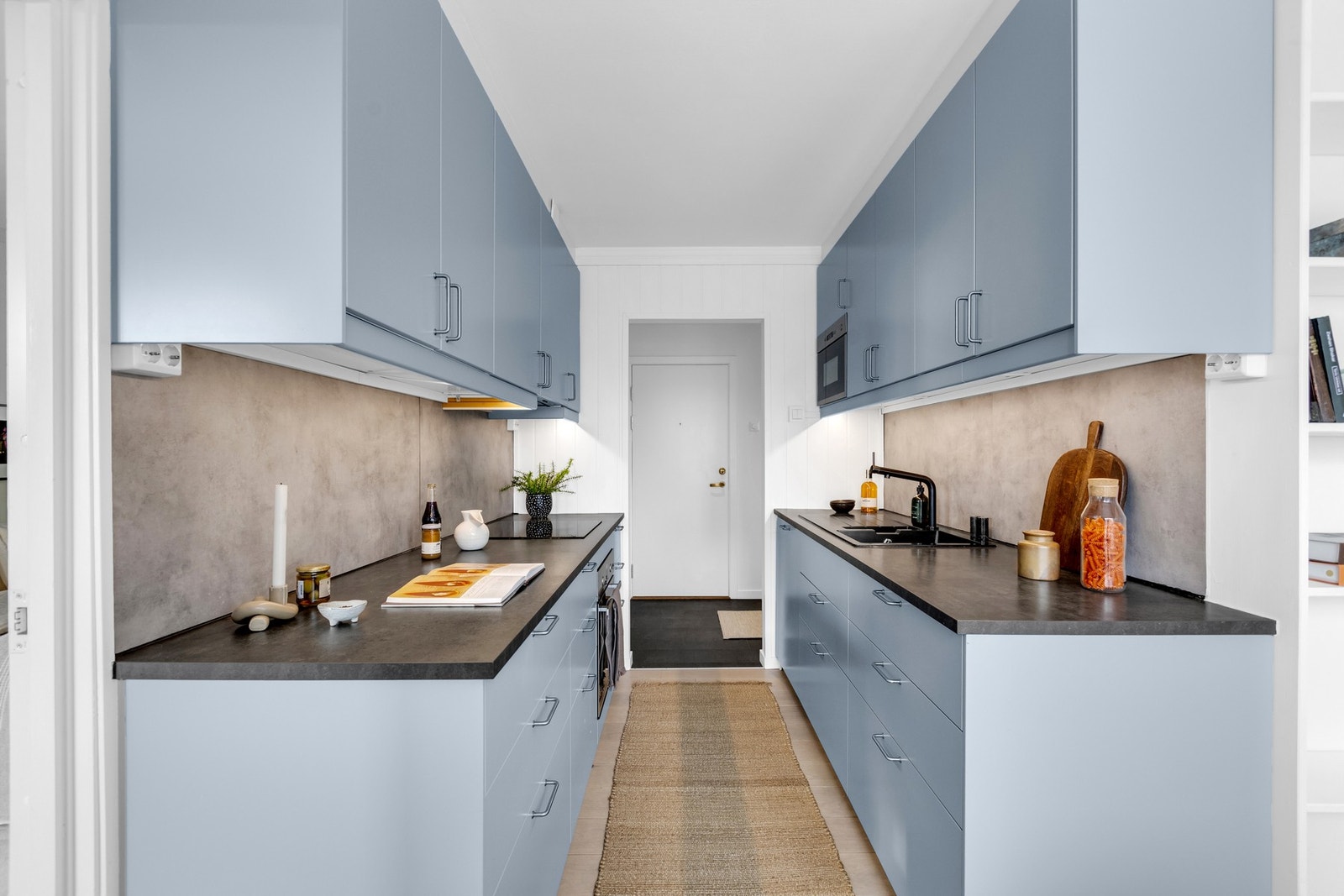 Kjøkkenet fra 2018 er innredet med et pent IKEA-kjøkken fra 2018 med glatte fronter og laminat benkeplate. Galleribilde