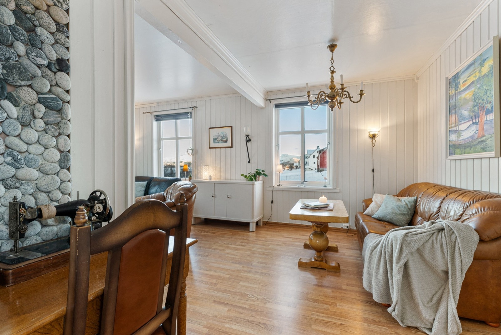 Videre inn i boligen finner du en lys og trivelig stue, som utgjør hjemmets hjerte. Galleribilde