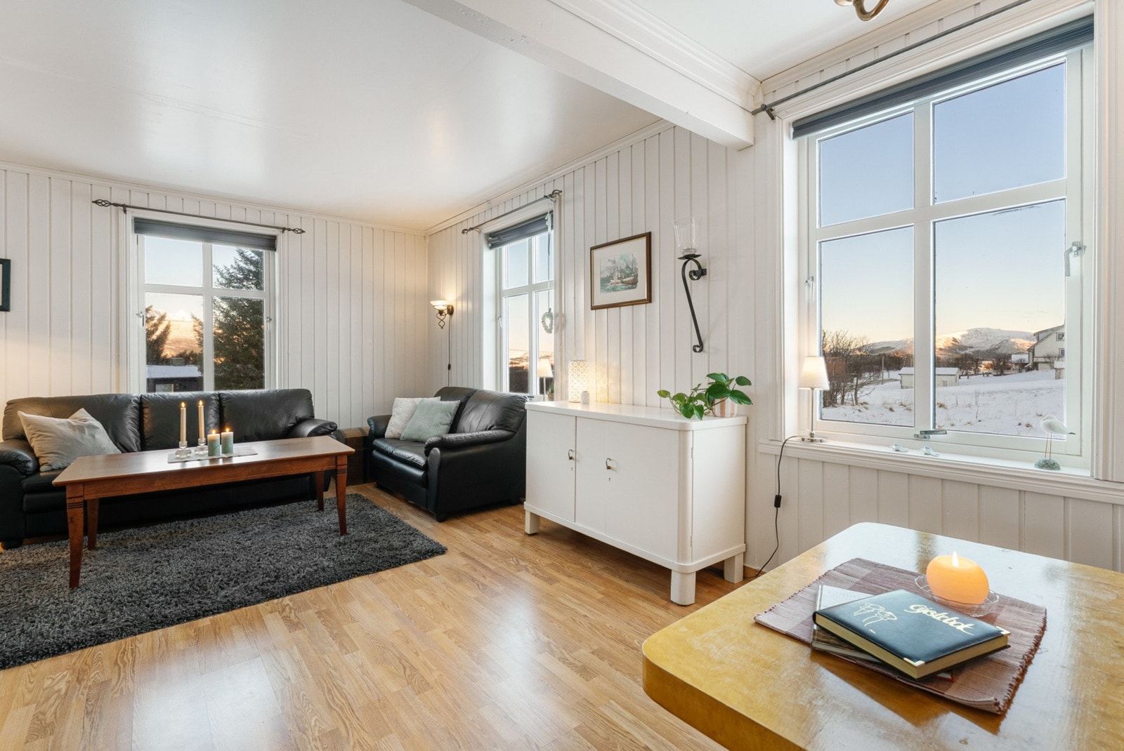 Eller et spisebord, perfekt for felles måltider og sosiale sammenkomster. Galleribilde