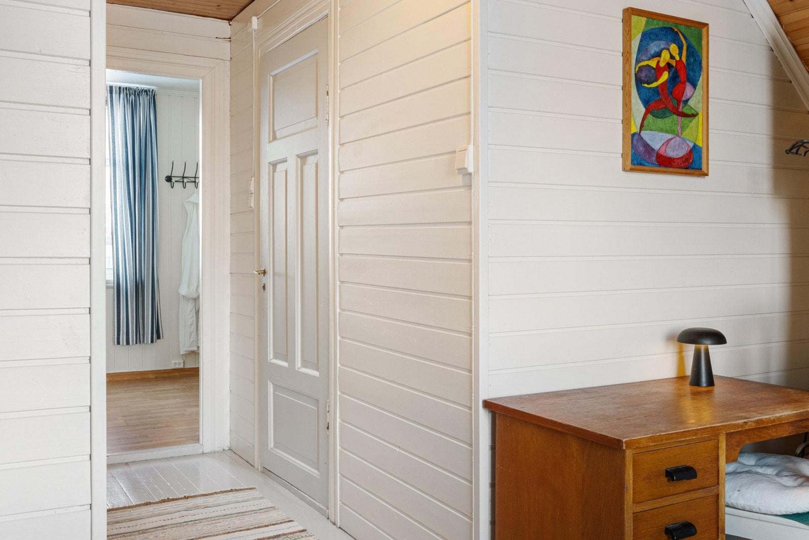 Boligen har to sjarmerende soverom i andre etasje, begge designet for å være fredelige og avslappende rom. Galleribilde