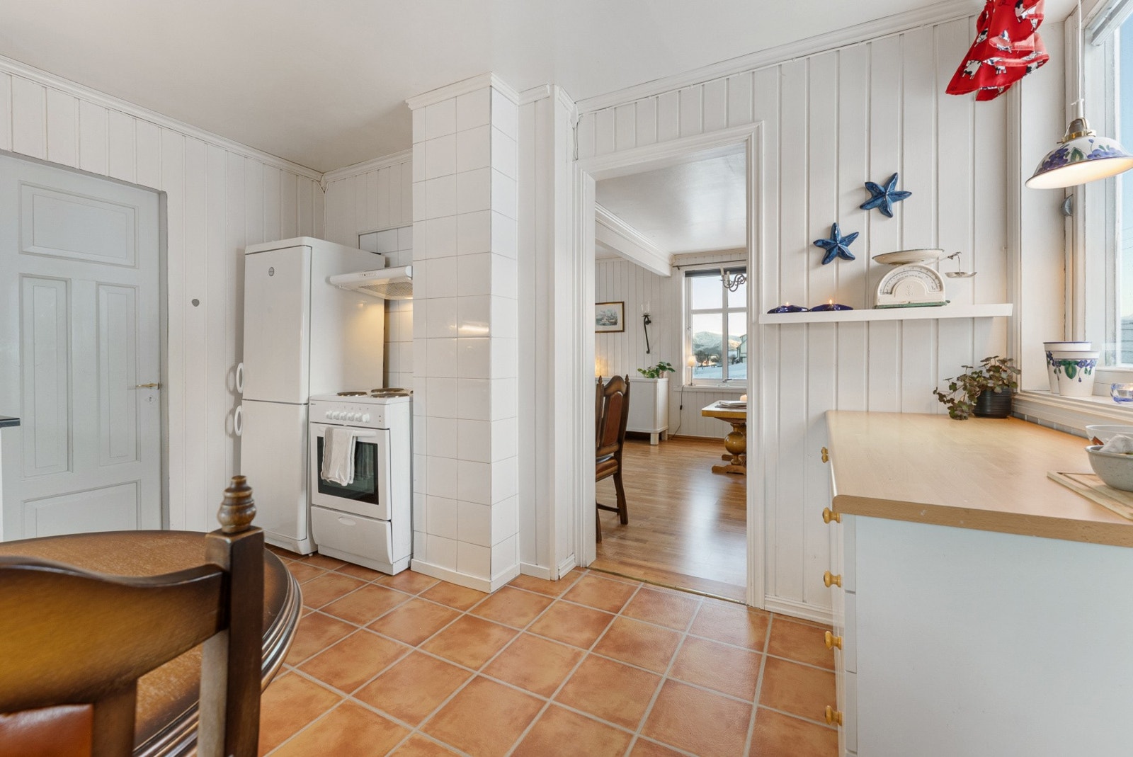 Den åpne følelsen mot resten av etasjen gjør det enkelt å være en del av samtalen mens du forbereder måltider. Galleribilde