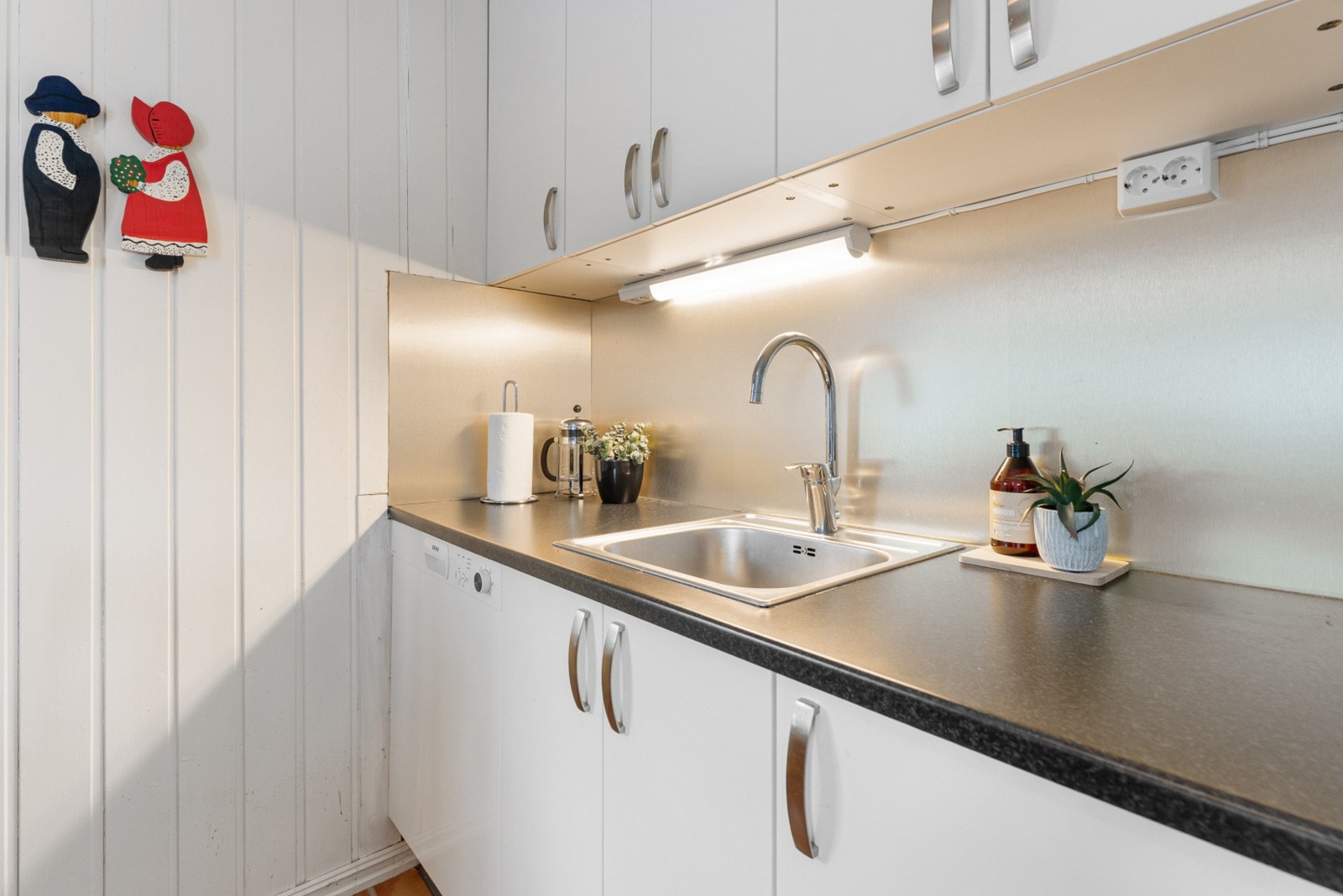 Dette er et kjøkken som inviterer til både hverdagslige sysler og kulinariske eksperimenter. Galleribilde