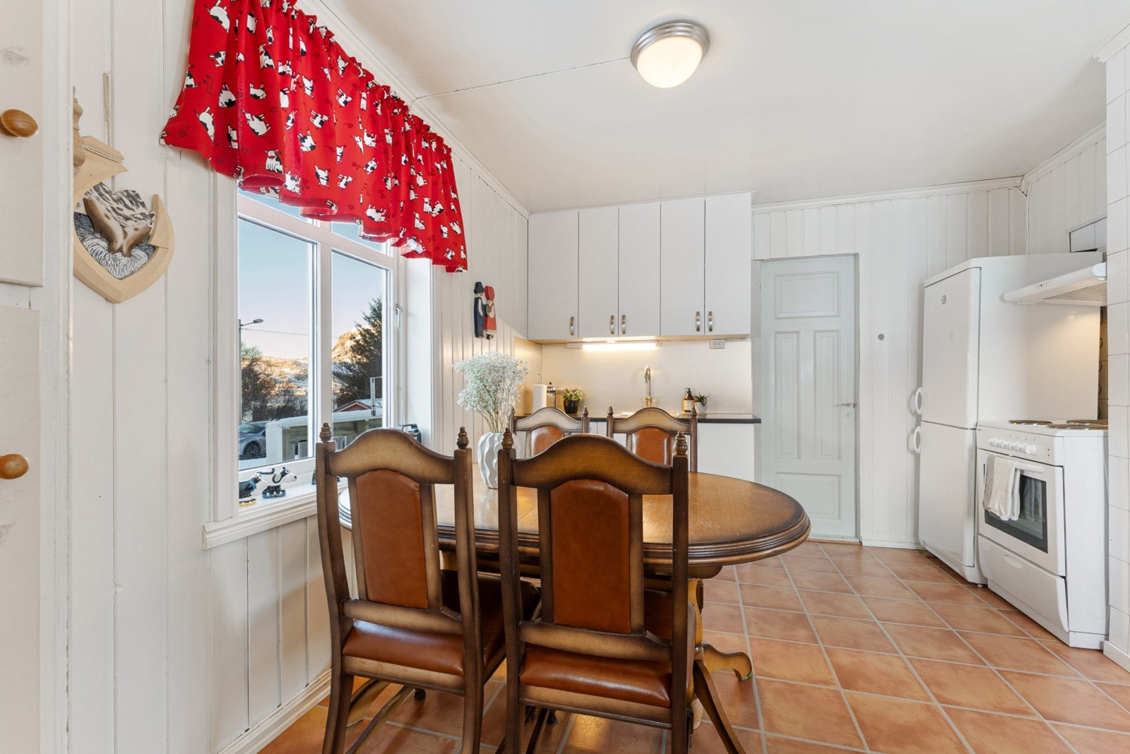 Kjøkkenet i første etasje er funksjonelt og velutstyrt, med en praktisk innredning med glatte fronter og gode arbeidsflater. Galleribilde