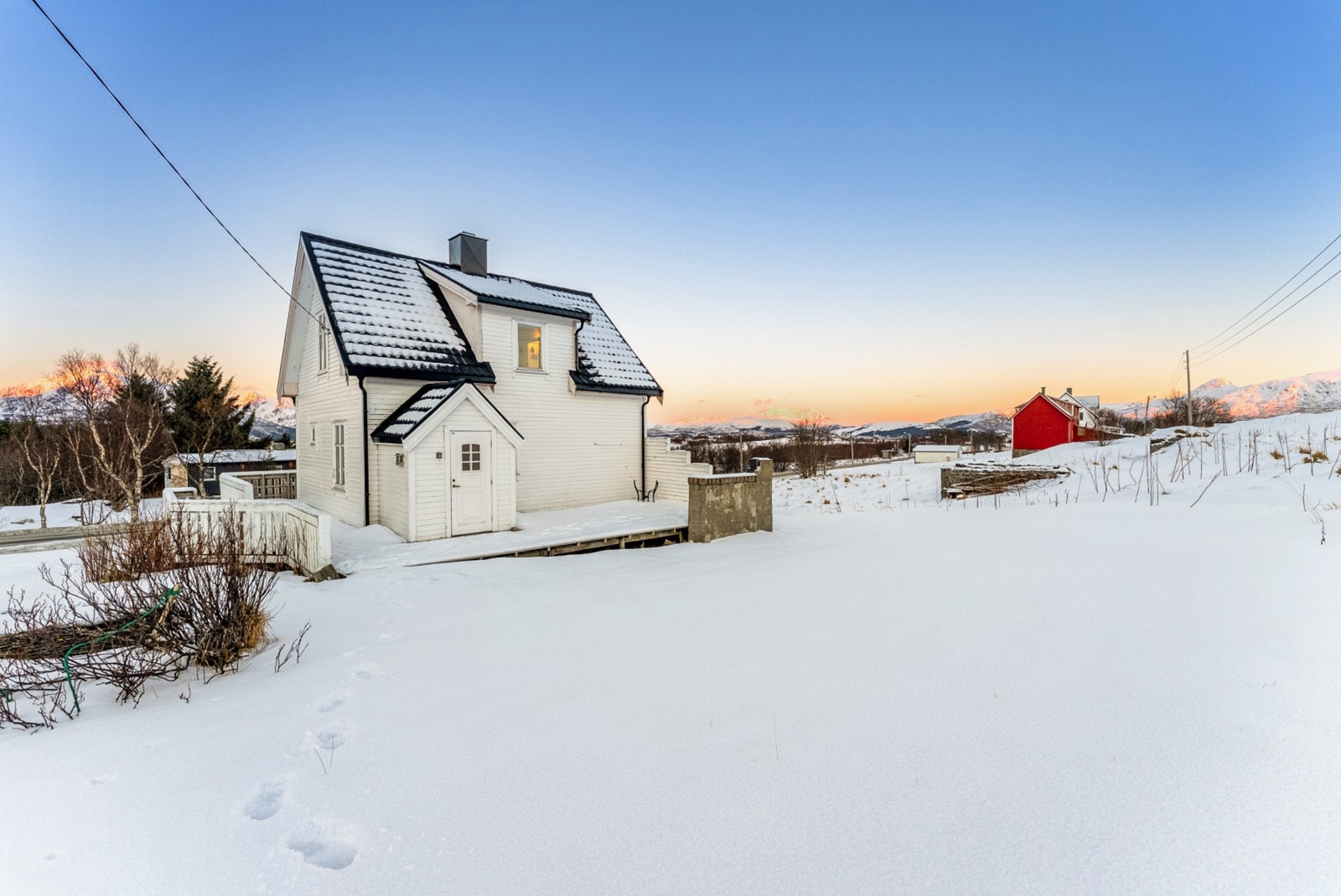 Dette er en fritidseiendom med en landlig og fredelig beliggenhet på Haug i Vestvågøy kommune, i hjertet av Lofoten. Galleribilde