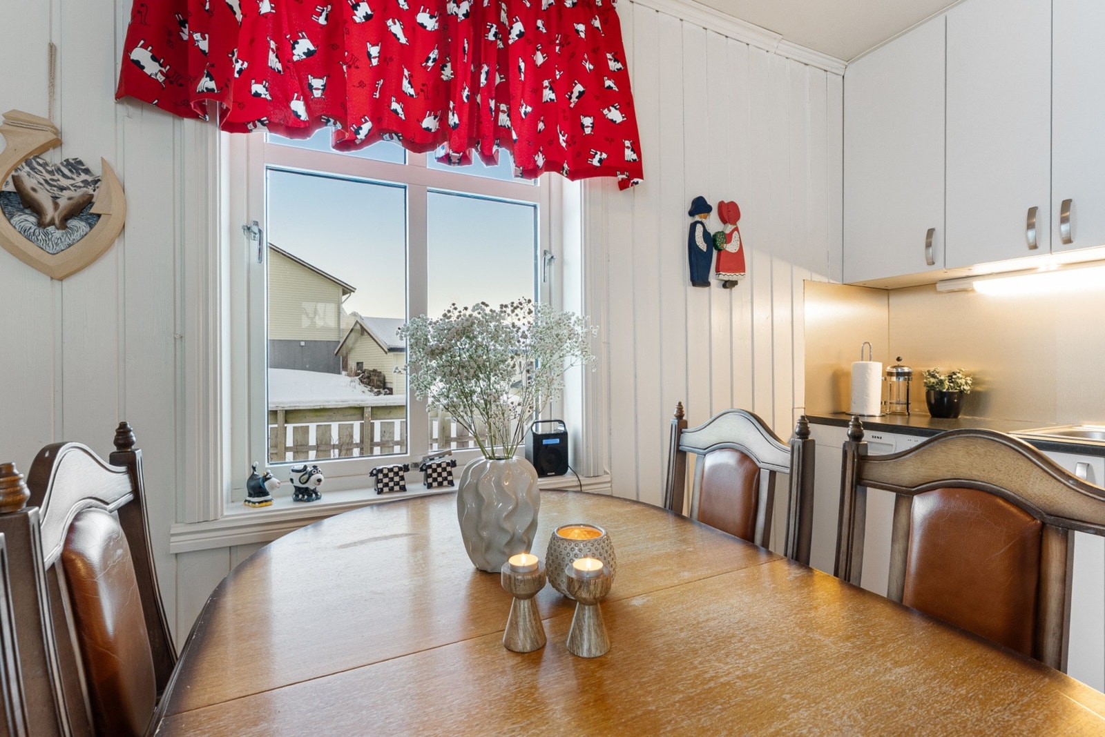 Kjøkkenet er designet for å være både effektivt og sosialt. Galleribilde