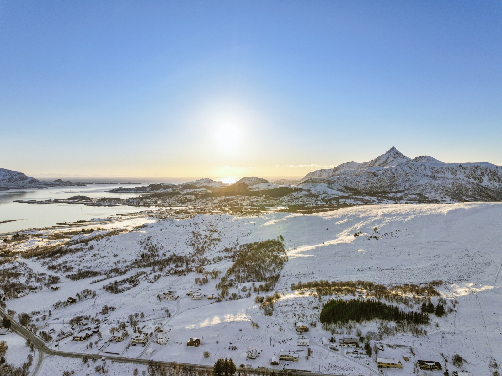 Beliggenheten er et ypperlig utgangspunkt for å utforske alt det Lofoten er kjent for, enten det er fjellturer, fiske, kajakkpadling eller å oppleve den unike kystkulturen. Galleribilde