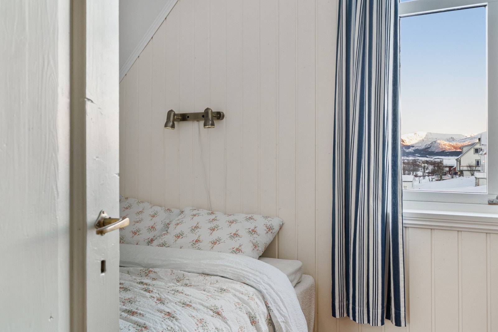 Hovedsoverommet har god plass til en dobbeltseng og oppbevaringsløsninger, og gir en rolig atmosfære for en god natts søvn. Galleribilde