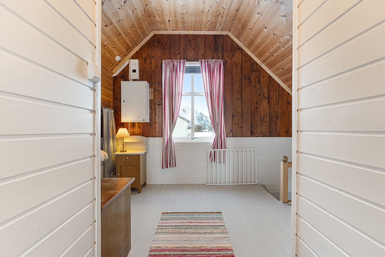 I boligens andre etasje finner du en koselig loftstue, som gir ekstra fleksibilitet og boareal. Galleribilde