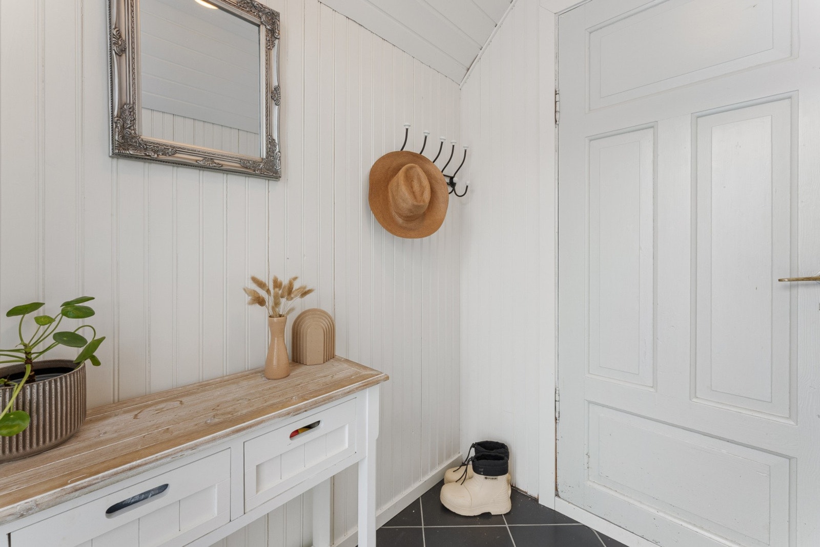 Her er det rom for ekstra møblement og praktiske knagger. Galleribilde