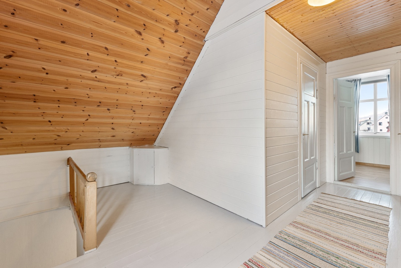 Da tar vi veien tilbake ned trappen Galleribilde