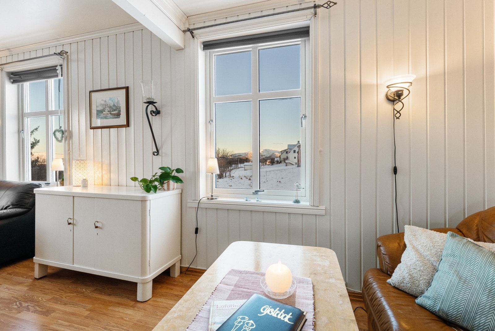 Rommet har en fleksibel planløsning med god plass til både en komfortabel sofagruppe Galleribilde