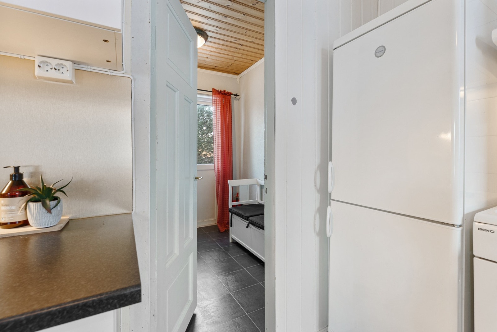 Når vi trer tilbake kommer vi til en hall med trapp som deler opp resten av boligen. Galleribilde