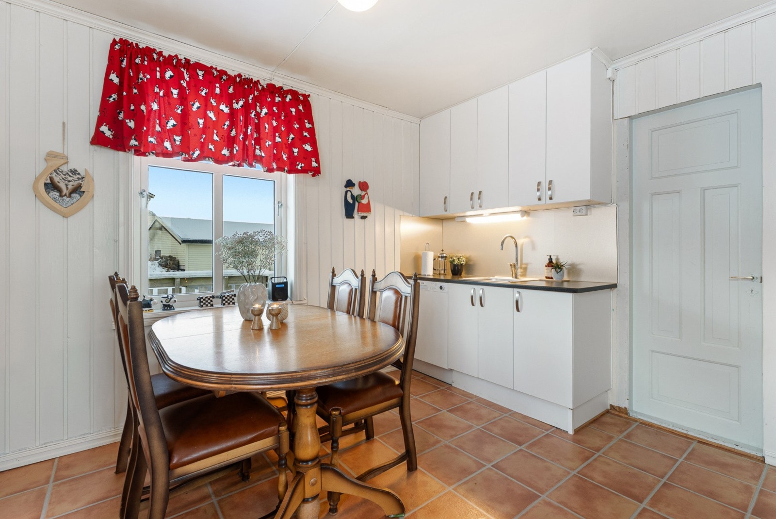 Her er det rikelig med skap- og benkeplass, noe som gjør matlagingen til en glede. Galleribilde