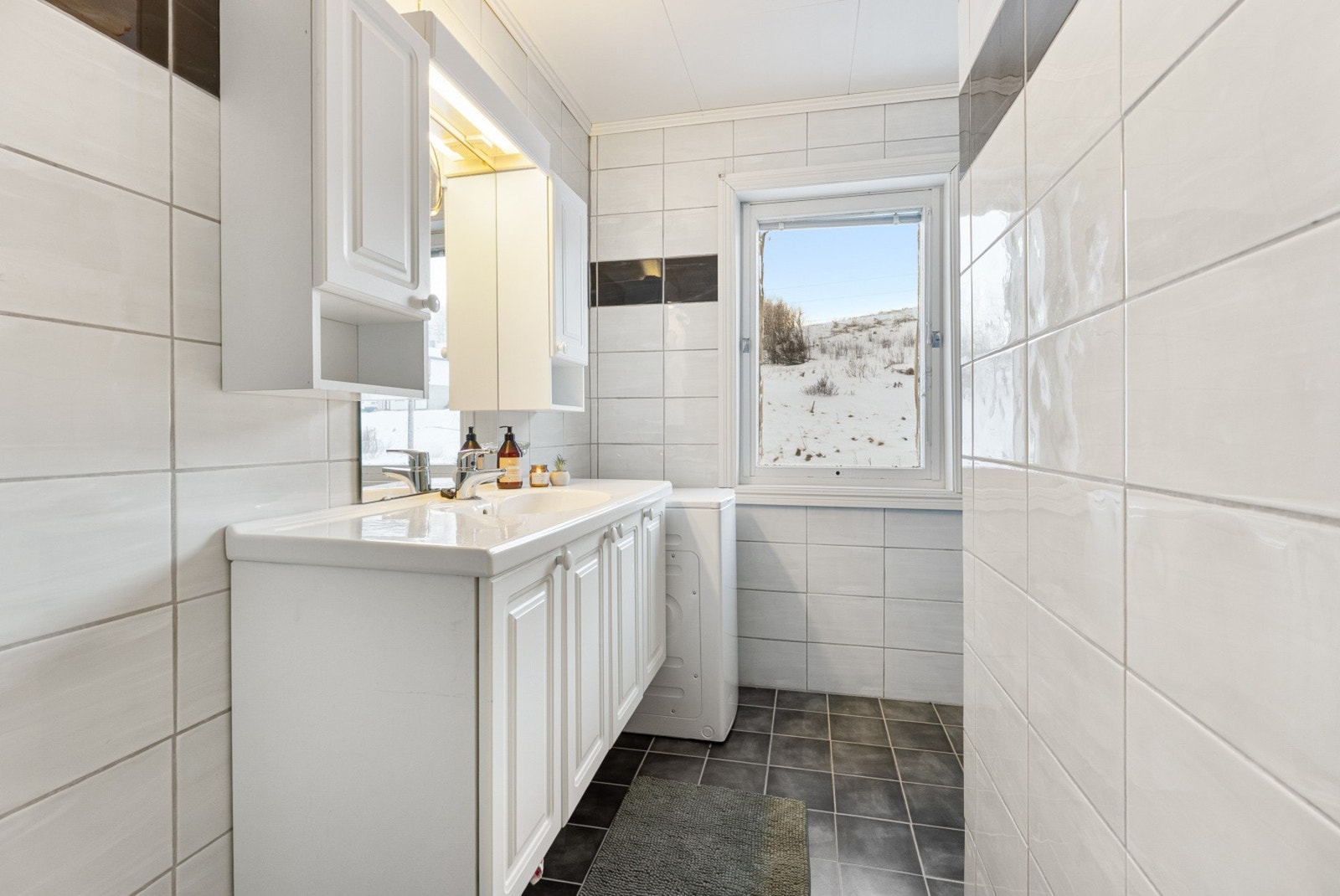 Badet er plassert i andre etasje og er praktisk innredet for å betjene soveromsavdelingen. Galleribilde