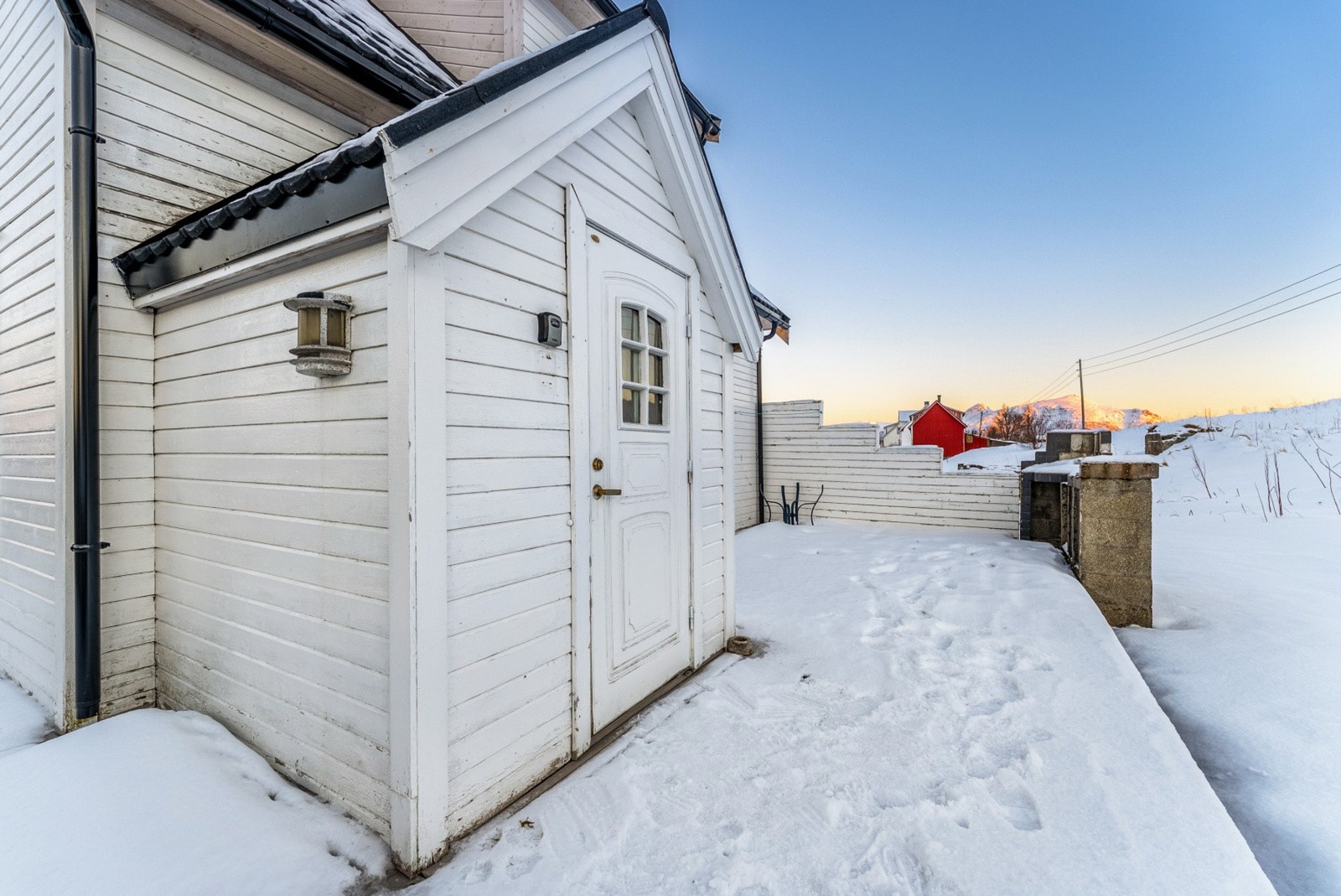 Skjermet uteplass med god plass til utemøbler - her får du fine solforhold og flott utsyn mot åpne omgivelser. Galleribilde