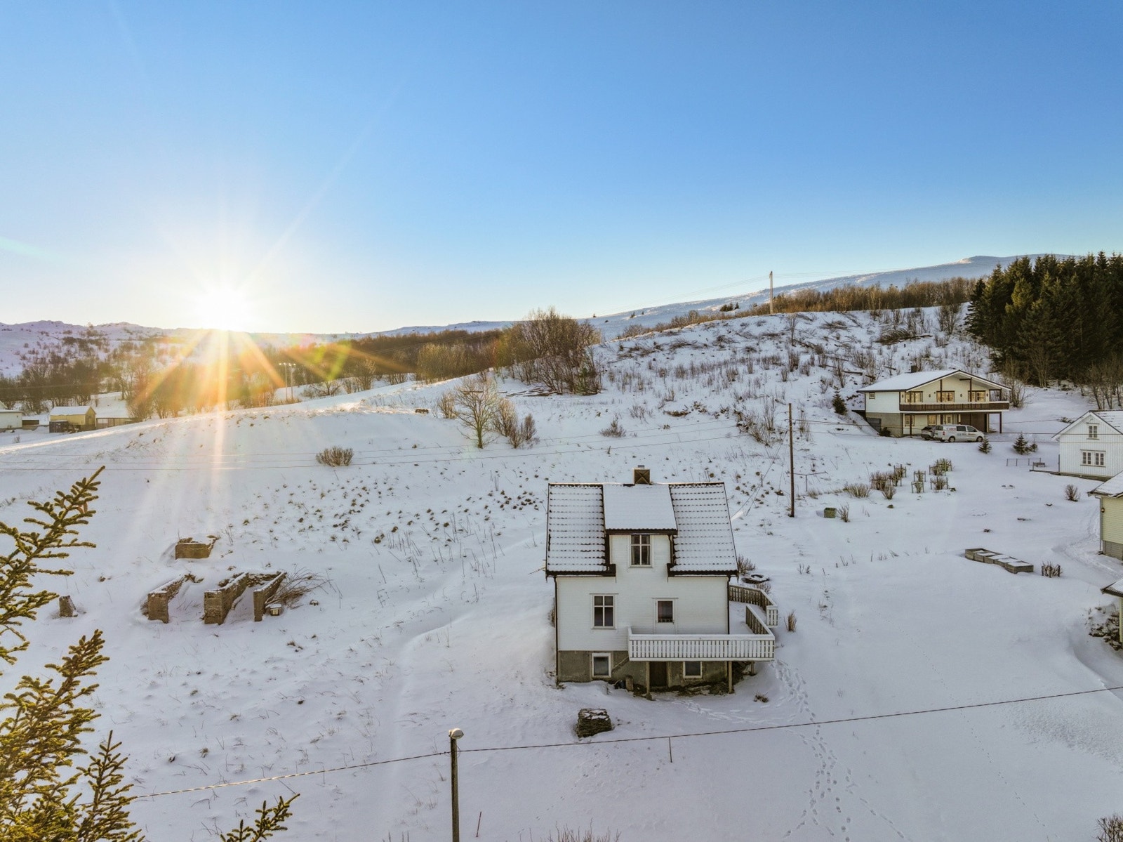 Nærmeste dagligvarehandel finner man på Bunnpris i Gravdal, en kjøretur på ca. 4 minutter unna. For et bredere utvalg av servicetilbud er det kun ca. 7 minutter med bil til Leknes, som er et av Lofotens knutepunkter. Galleribilde